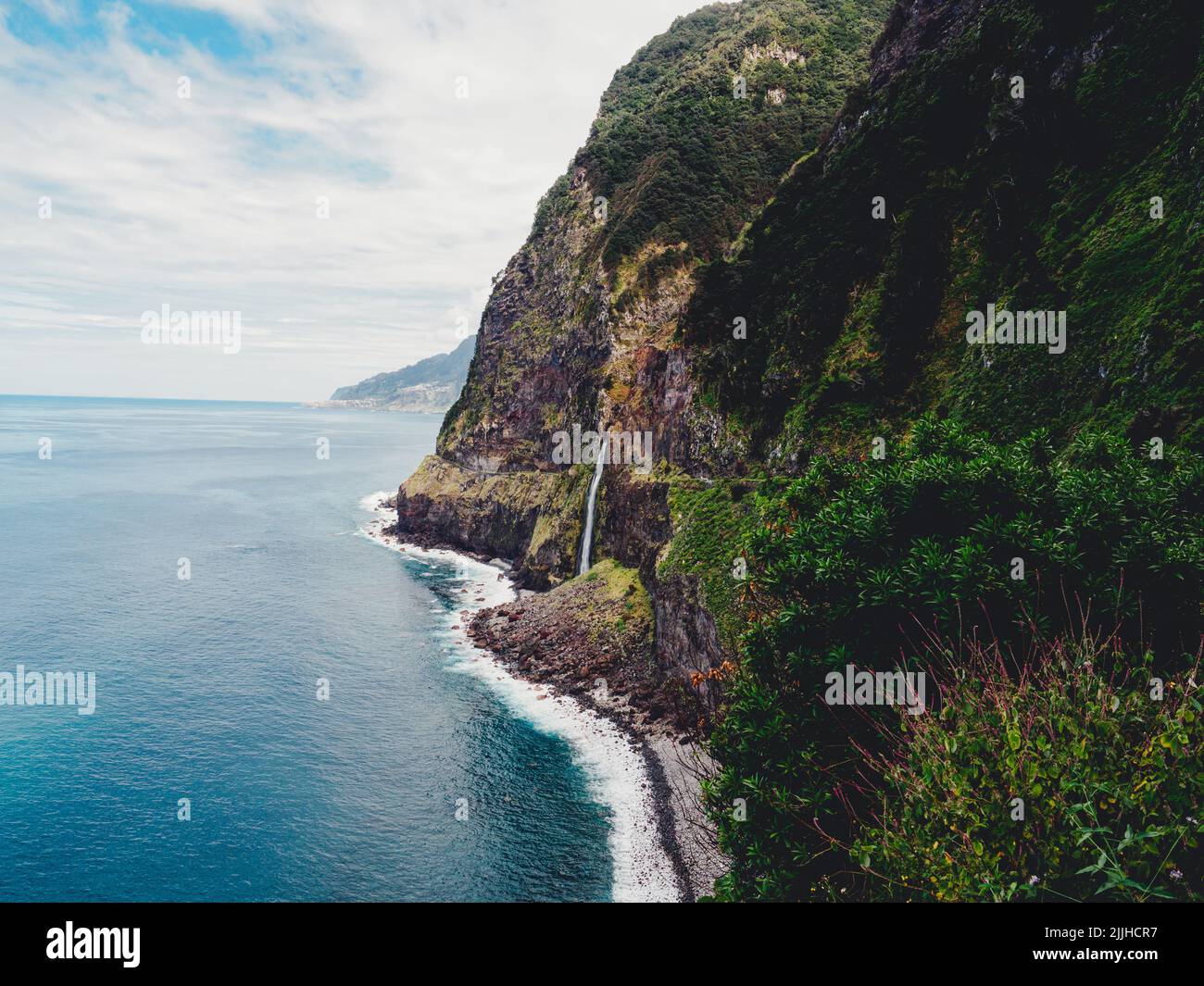 Un bellissimo paesaggio costiero con scogliere boscose a Madeira, Portogallo Foto Stock