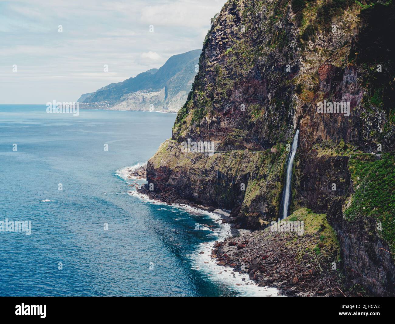 Un bellissimo paesaggio costiero con scogliere boscose a Madeira, Portogallo Foto Stock