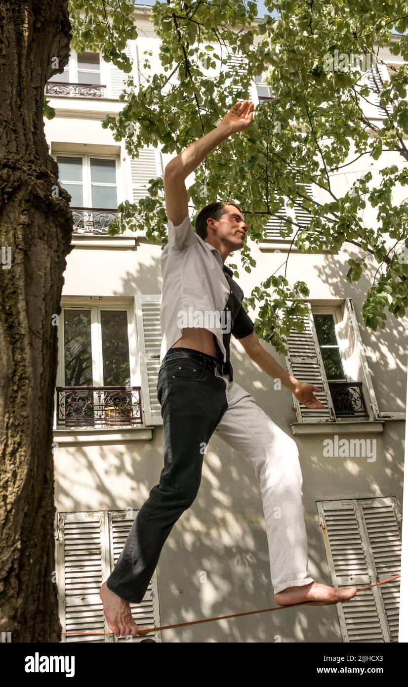Tightrope Walker Montmartre, Parigi, Francia Foto Stock