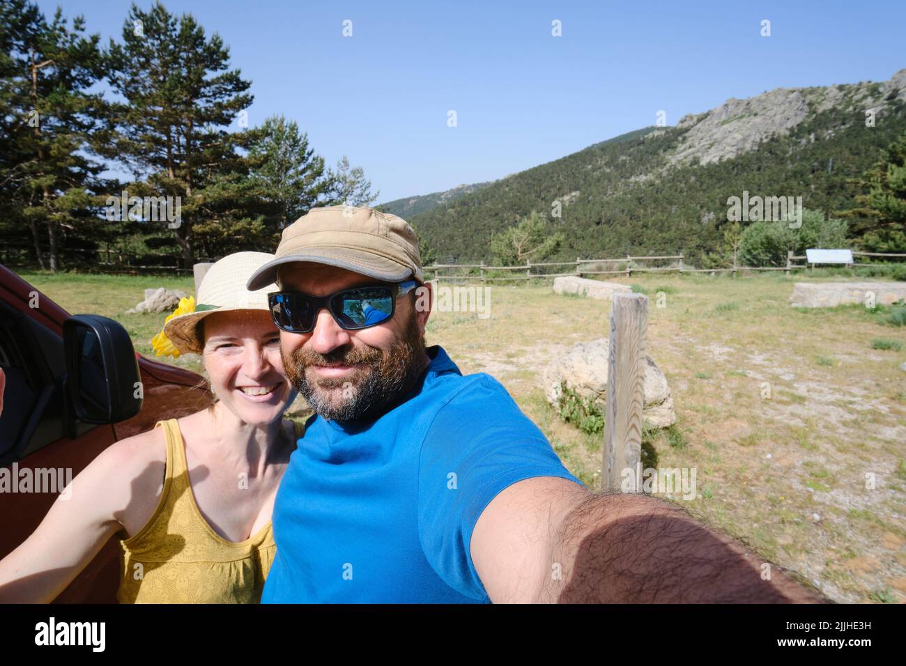 Coppia di viaggiatori allegri che prendono selfie in natura Foto Stock