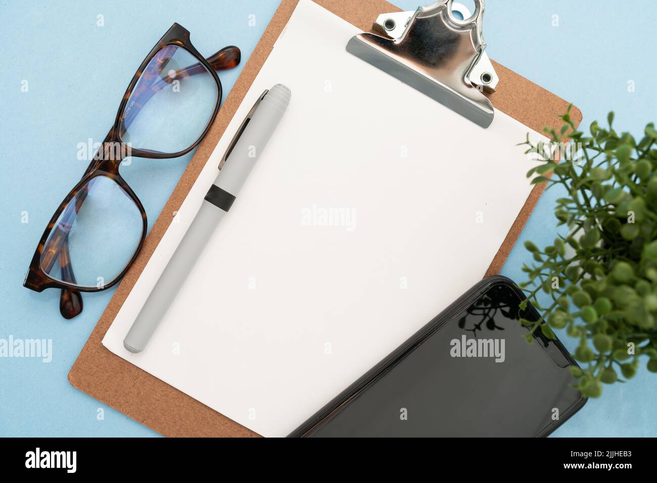 Un primo piano di una scrivania con forniture per ufficio e per l'insegnamento Foto Stock