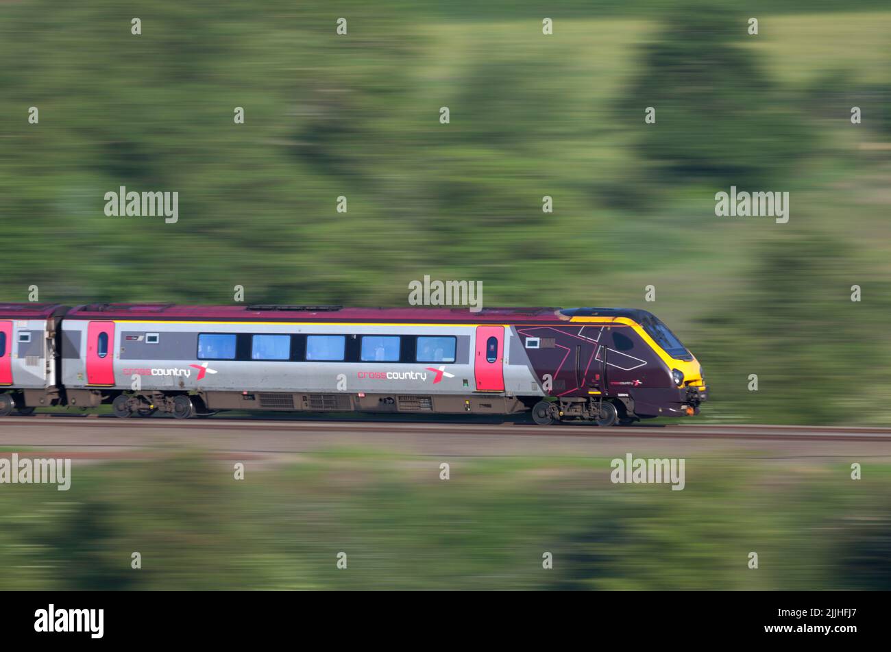 Treni Crosscountry classe 220 il treno Bombardier voyager ha fatto un'andatura veloce lungo la linea principale del midland Foto Stock