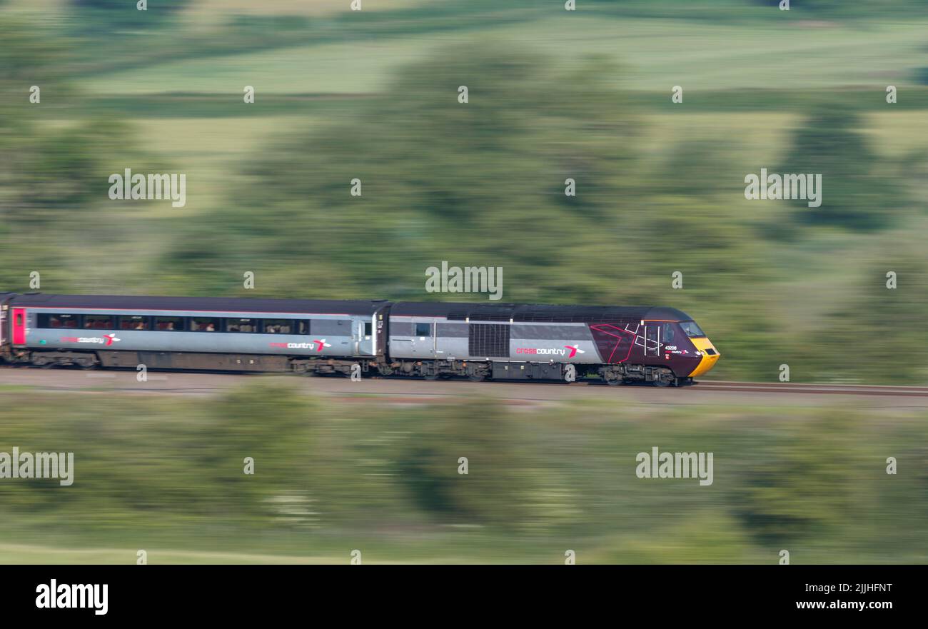 I treni a traverse di classe 43 ad alta velocità trenino auto 43208 panned in velocità lungo la linea principale midland Foto Stock