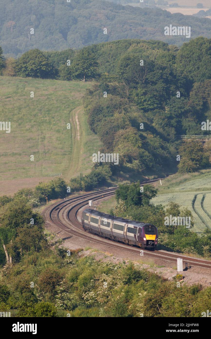 Treno Meridian di classe 222 delle East Midlands 222022 che passa Wingfield Park Derbyshire nella campagna sulla linea principale delle Midland Foto Stock