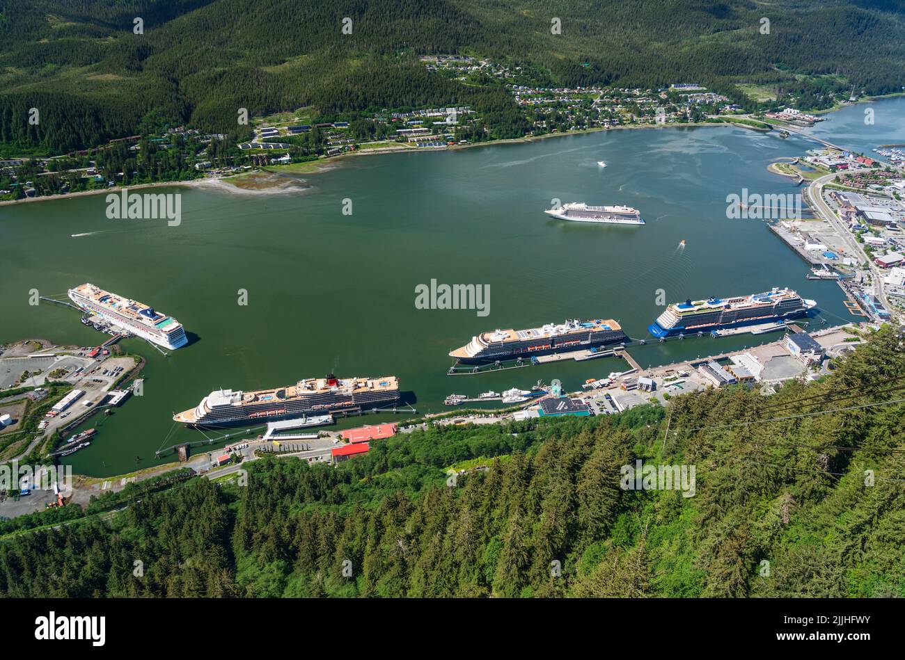 Juneau, AK - 9 giugno 2022: Vista aerea di cinque navi da crociera nel porto di Juneau con Viking Orion ancorato nella baia. Foto Stock