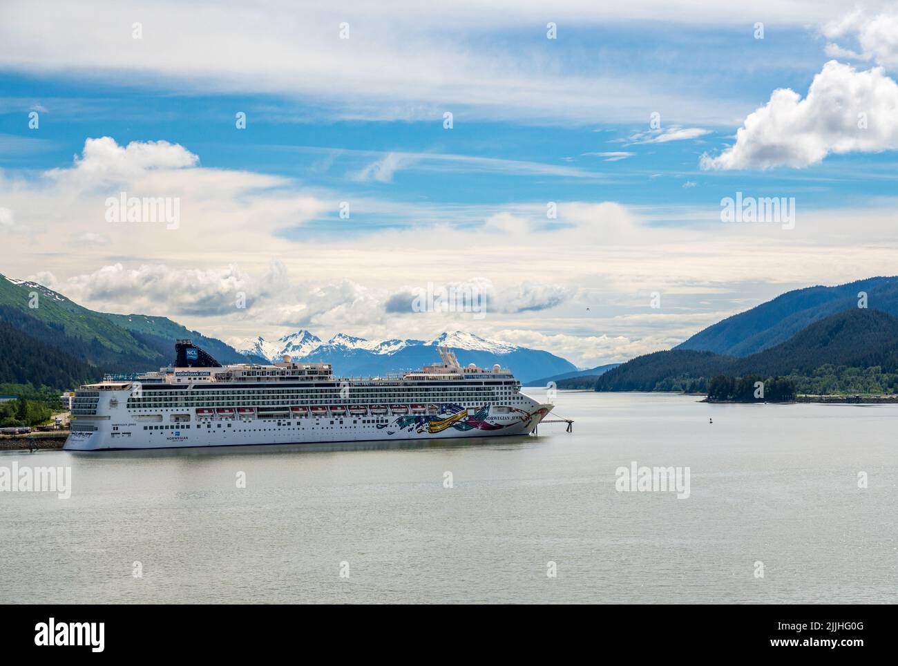 Juneau, AK - 9 giugno 2022: Vista del porto di Juneau in Alaska con nave da crociera norvegese Jewel ancorata nella baia Foto Stock