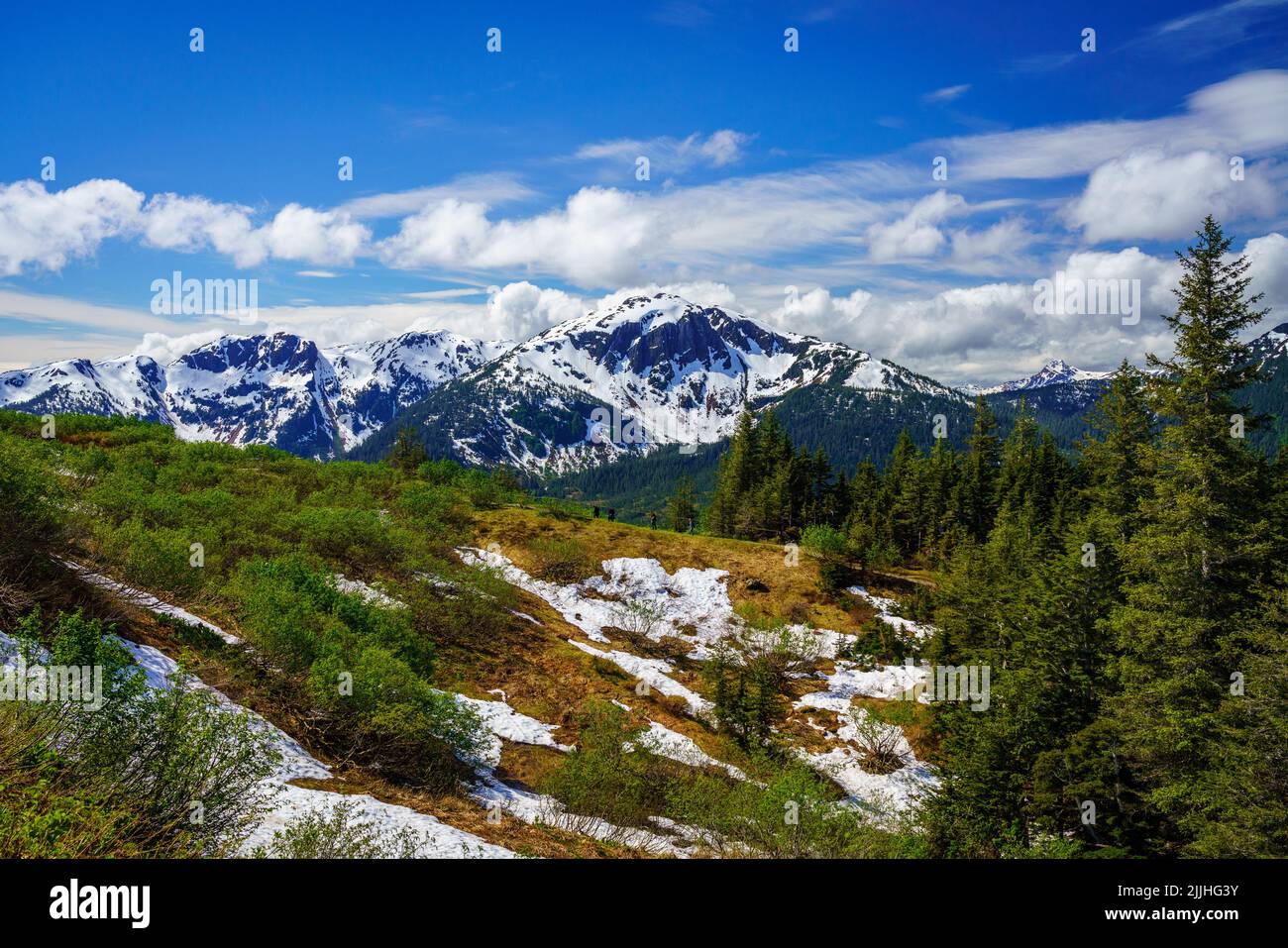 Vista dalla cima del tram verso il Monte Bradley sopra la città di Juneau in Alaska Foto Stock