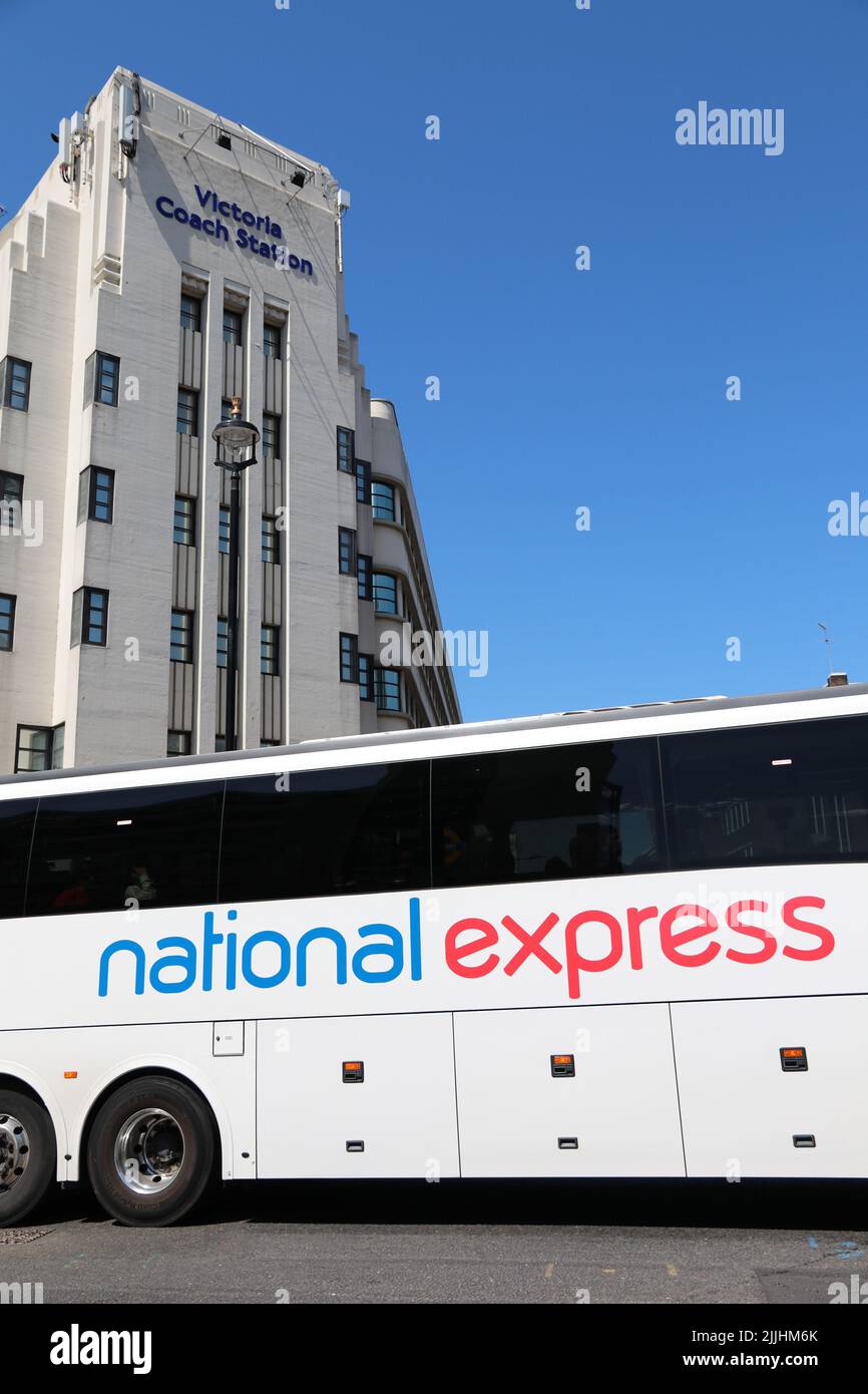 PRIMO PIANO DEL NOME SU UN AUTOBUS NATIONAL EXPRESS ALLA STAZIONE DEGLI AUTOBUS VICTORIA DI LONDRA Foto Stock