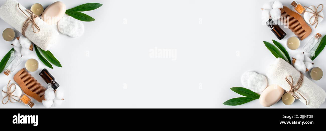 Accessori Spa per la cura del corpo su sfondo bianco. Asciugamano, spazzola per capelli, olio essenziale. Concetto di prodotti cosmetici. Composizione della disposizione piatta. Spazio copia, banner fo Foto Stock