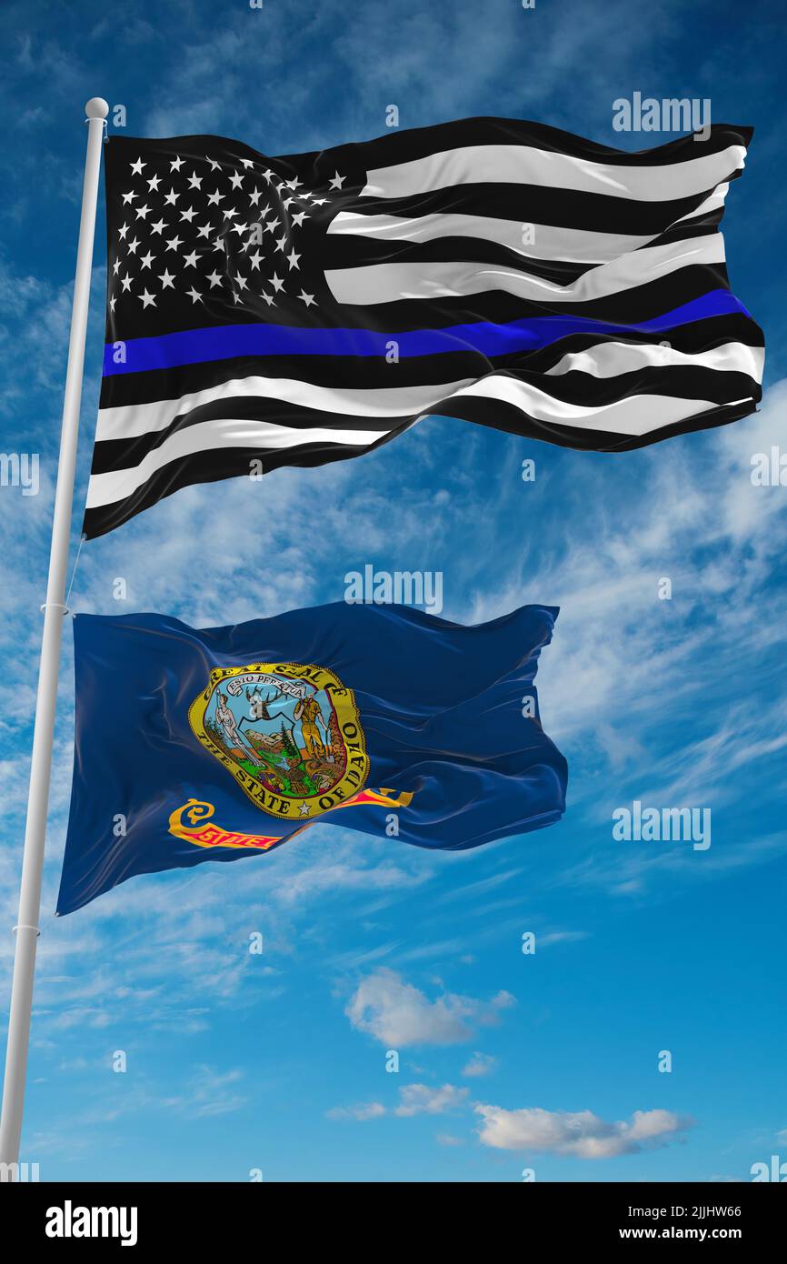 Bandiera a linea blu sottile degli Stati Uniti con bandiera più piccola dello stato dell'Idaho, Stati Uniti su sfondo cielo nuvoloso. Bandiera della polizia degli stati Uniti d'America. Spazio copia per vertica Foto Stock