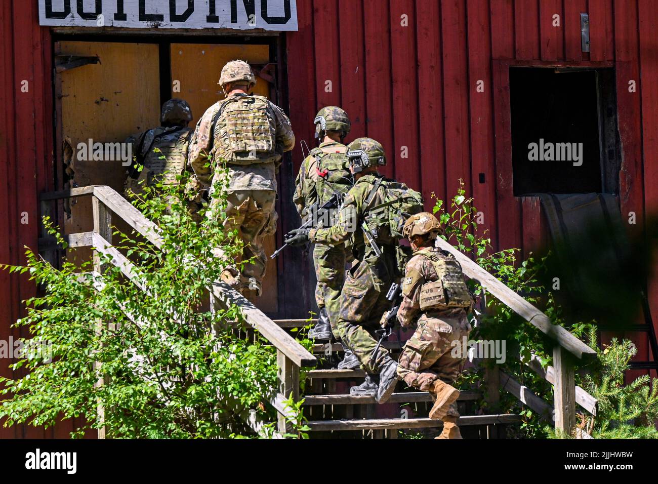 Santahamina, Finlandia. 30th giugno 2022. Soldati americani assegnati a 588th Brigade Engineer Battaglione, 3rd Armored Brigade Combat Team, 4th Infanteria Divisione e soldati finlandesi assegnati alla Guardia Jaeger Regiment infranto una porta durante l'addestramento a Santahamina, Finlandia, 30 giugno 2022. Il 3rd Armored Brigade Combat Team, la divisione fanteria del 4th e il reggimento della Guardia Jaeger dell'esercito finlandese si sono formati in Finlandia per rafforzare le relazioni e contribuire a costruire l'interoperabilità tra le due nazioni. Credit: Tobias Cukale/U.S. Army/ZUMA Press Wire Service/ZUMAPRESS.com/Alamy Live News Foto Stock