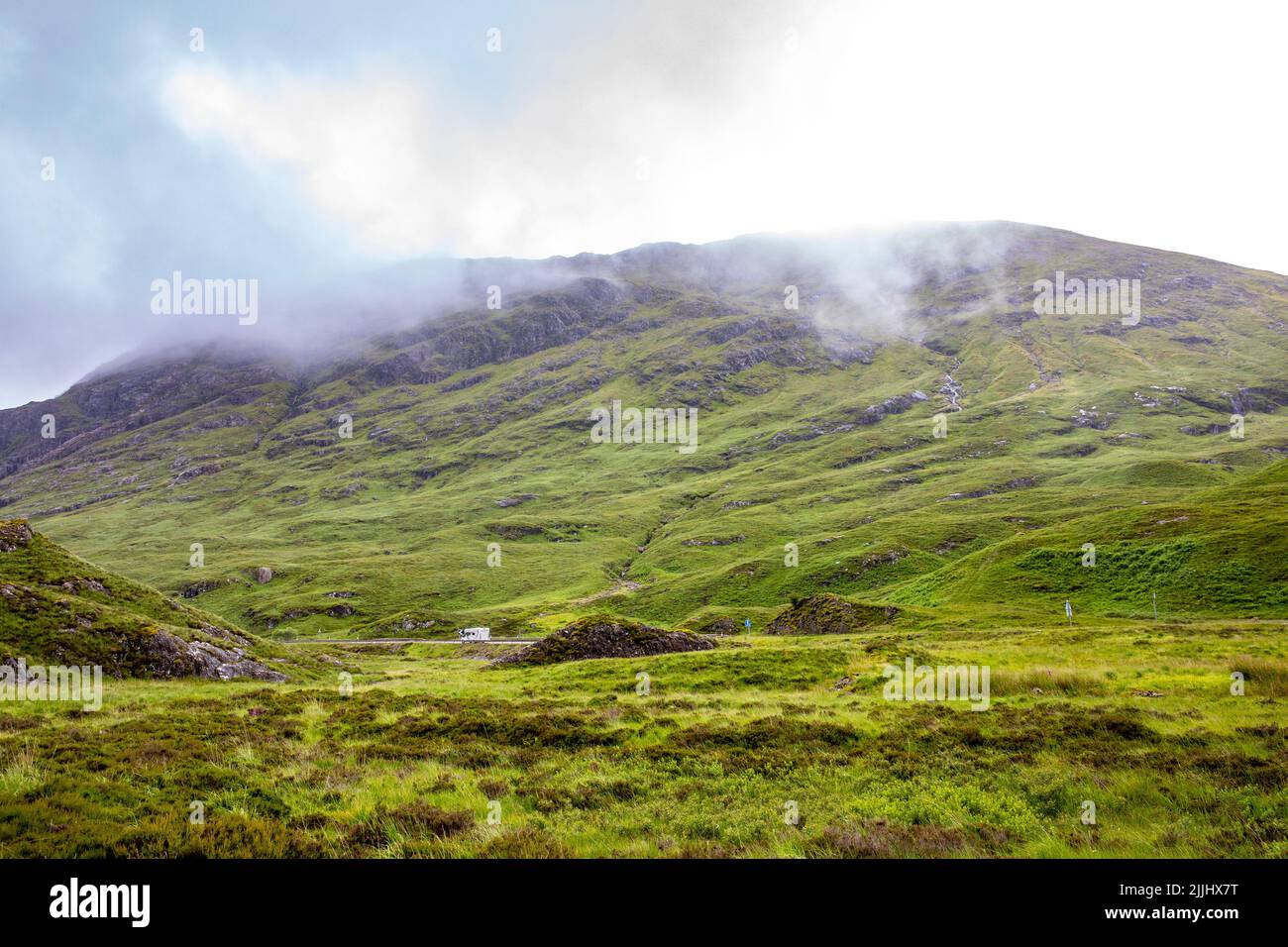 Glencoe paesaggio, estate 2022, altopiani scozzesi paesaggio in un ambiente nebbioso nebbia, Scozia, Regno Unito, Europa Foto Stock