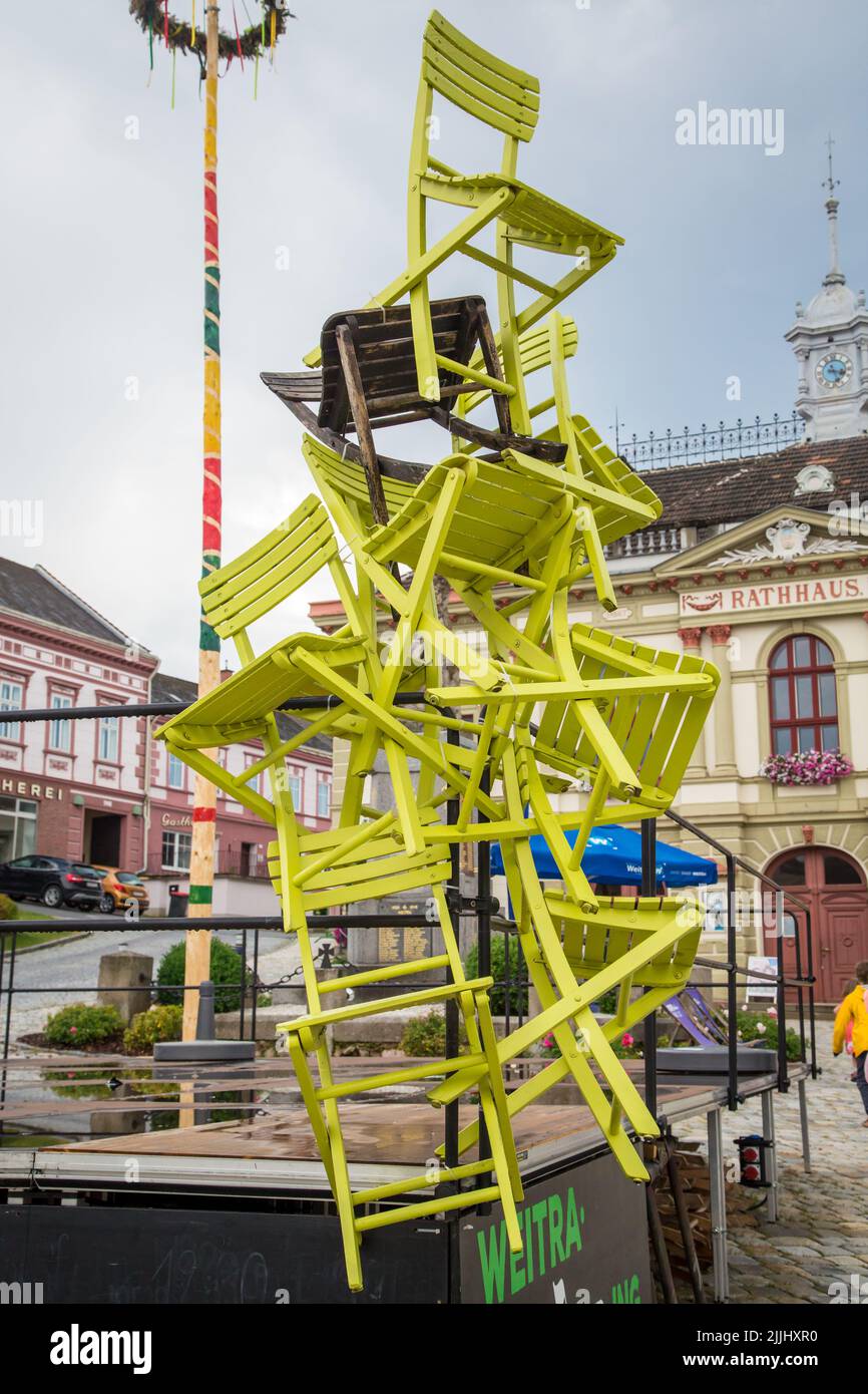 Opere d'arte con sedie verdi a Weitra/Waldviertel, la più antica città birraria dell'Austria Foto Stock