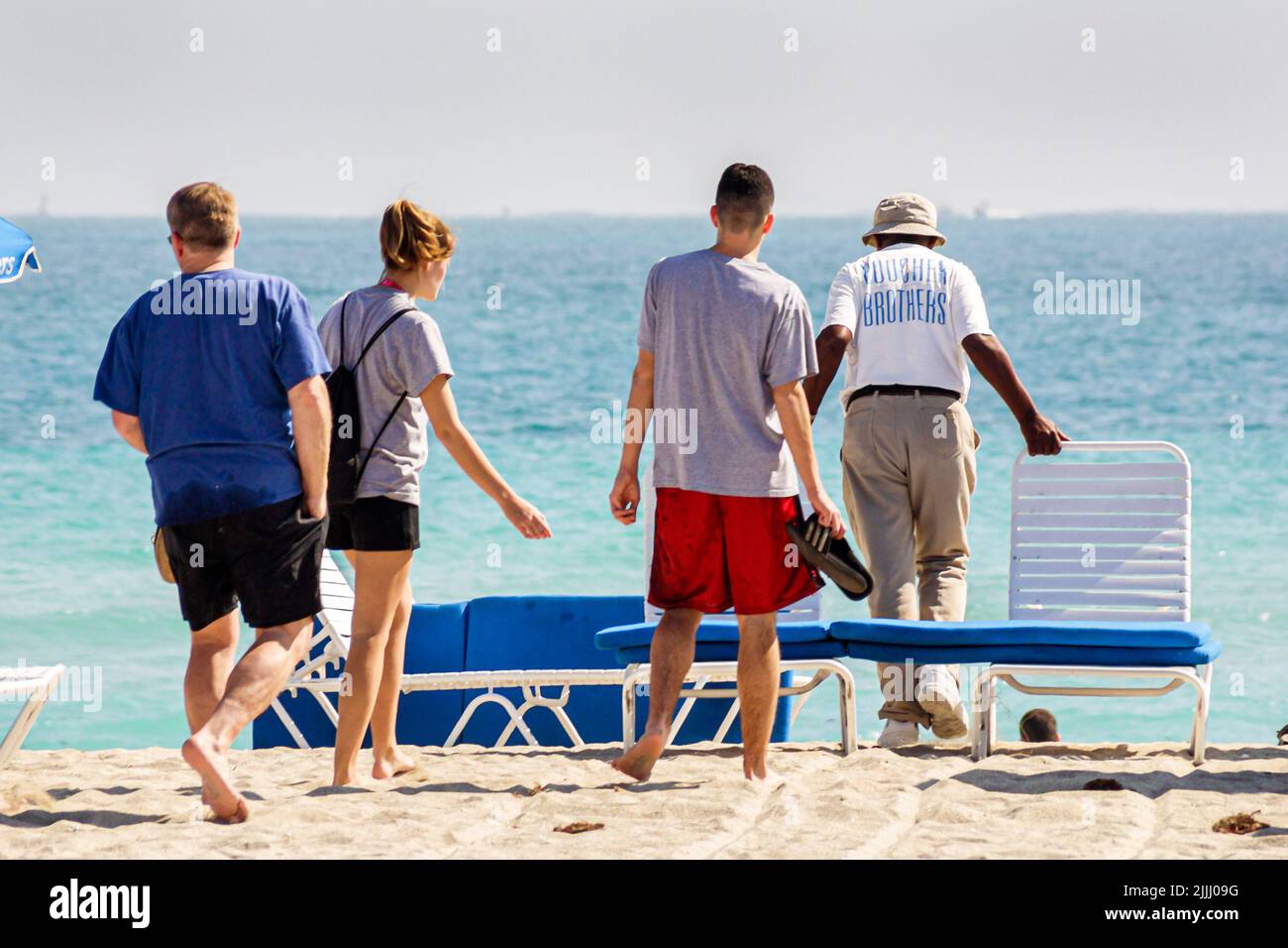 Miami Beach Florida, spiaggia pubblica spiagge, sabbia, prendere il sole, vacanza, visitatori noleggio sdraio famiglia ragazzo Foto Stock