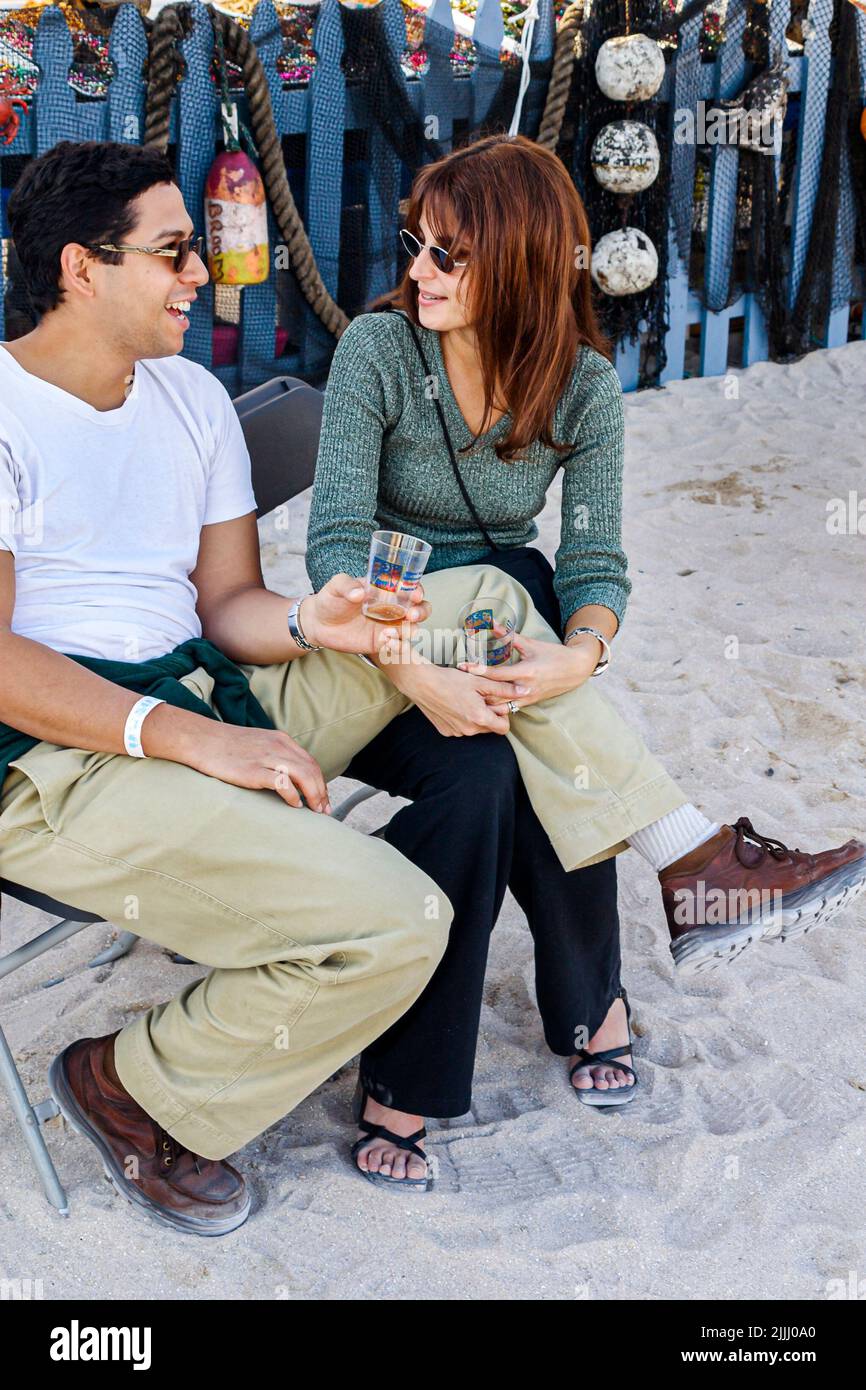 Miami Beach Florida,Festival Internazionale della birra festival evento fiera, uomo maschio donna femmina parlare bere, Foto Stock
