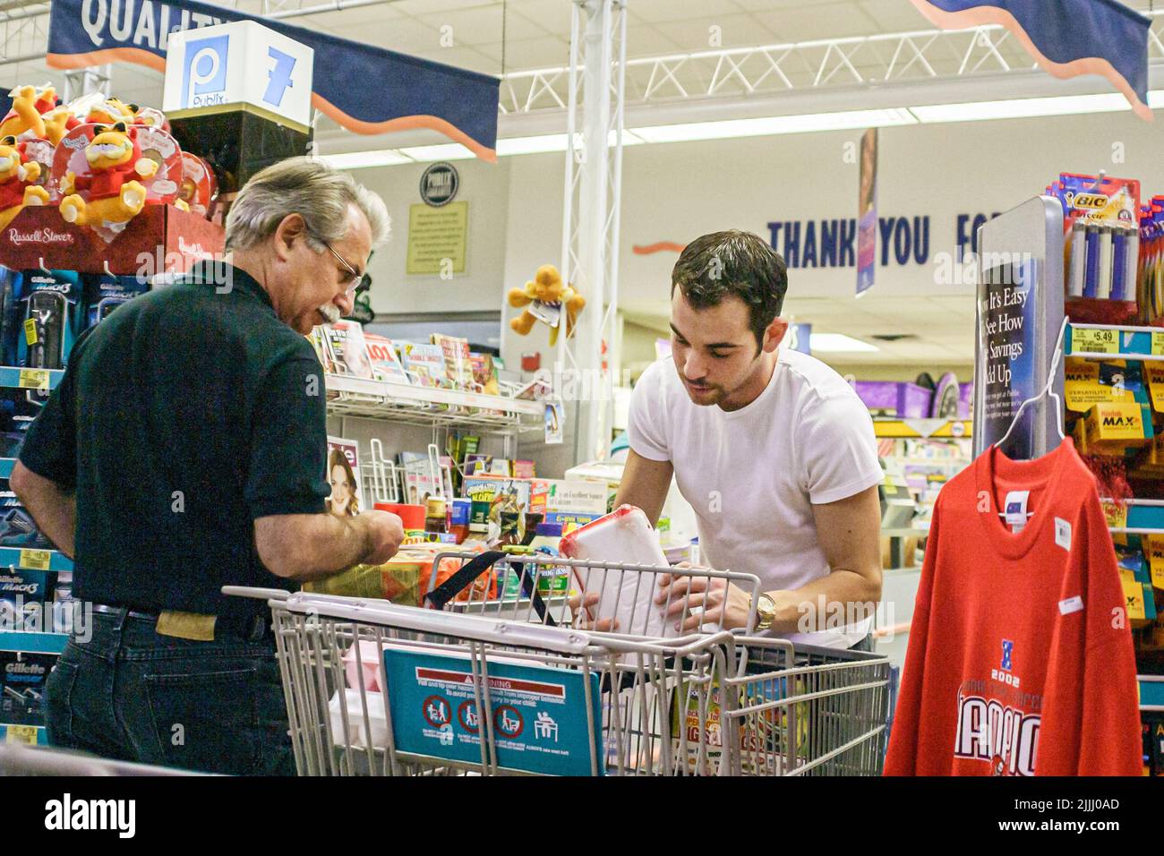 Miami Beach Florida, Publix Grocery Store, alimentari, supermercato, shopping shopper acquirenti senior adulto figlio uomo mercato uomo acquistare linea checkout Foto Stock