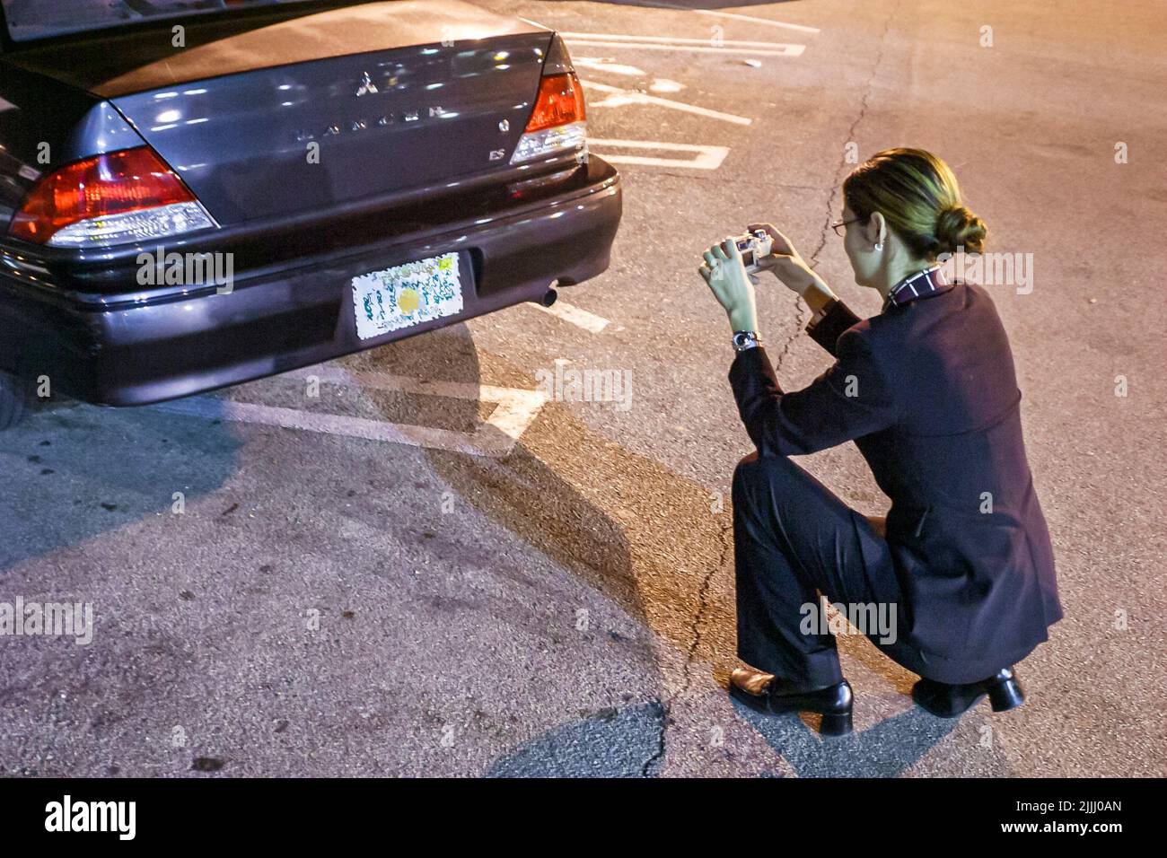 Miami Florida,Enterprise Rent A car cars,noleggio auto,donna lavoratore dipendente foto parafango danneggiato,foto presa,utilizzando fotocamera digitale Foto Stock