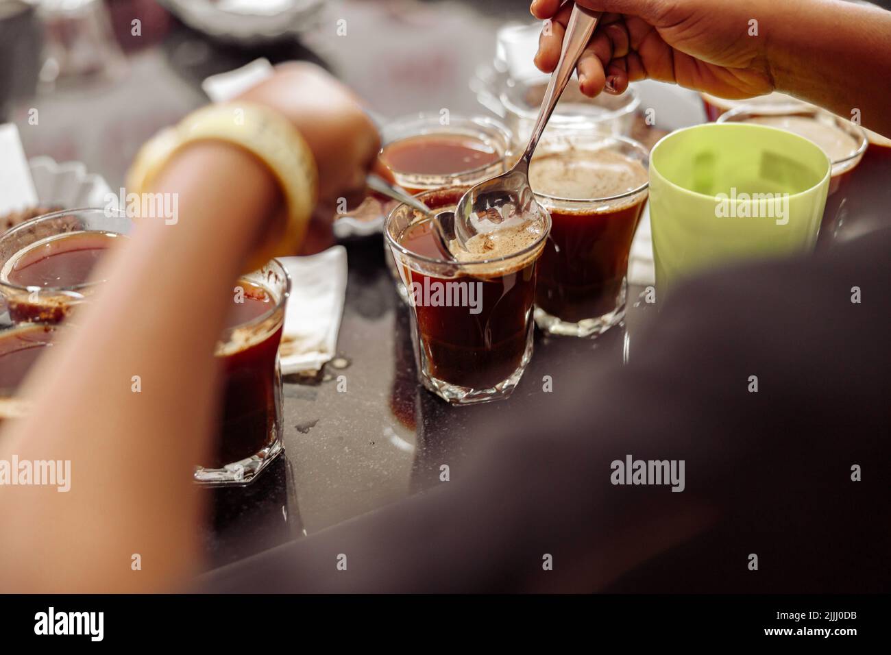 Tazzina uomo degustatore con cucchiai in mano degustazione caffè degustazione Foto Stock Tazzina uomo degustatore con cucchiai in mano degustazione caffè degustazione Foto Stock