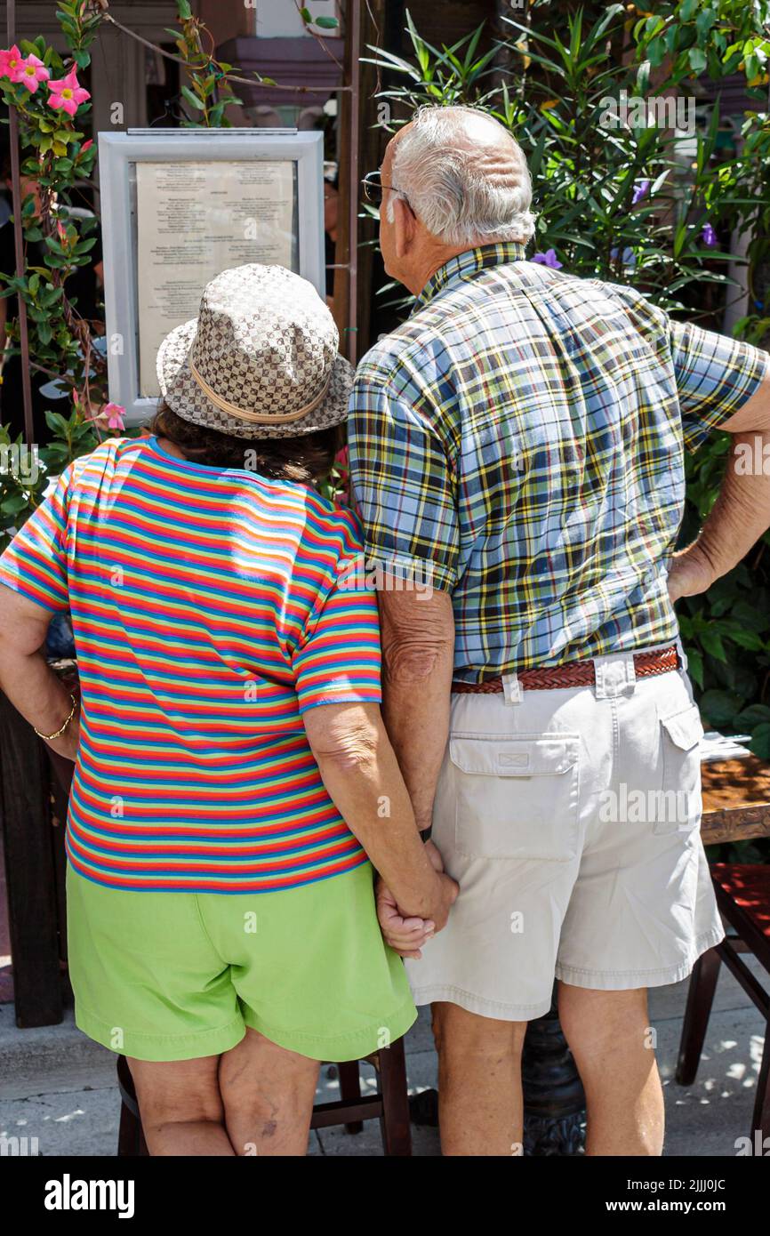 Miami Beach Florida, Lincoln Road, centro commerciale pedonale, ristorante all'aperto, anziani anziani cittadini anziani pensionati coppia uomo donna uomo donna letto menu Foto Stock