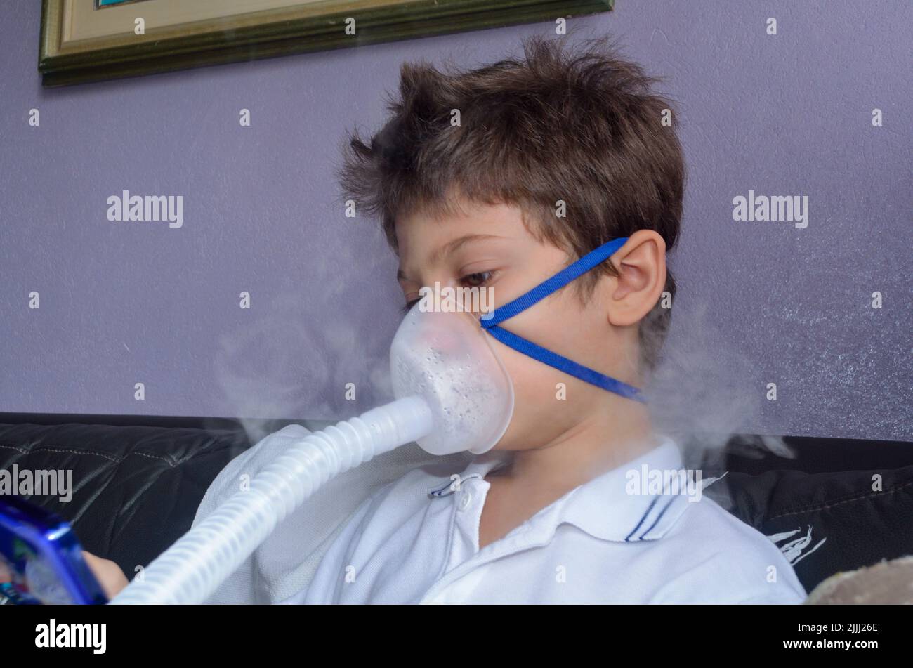 Bambino con maschera di appannamento sul suo viso gioco. Salvador, Bahia, Brasile. Foto Stock