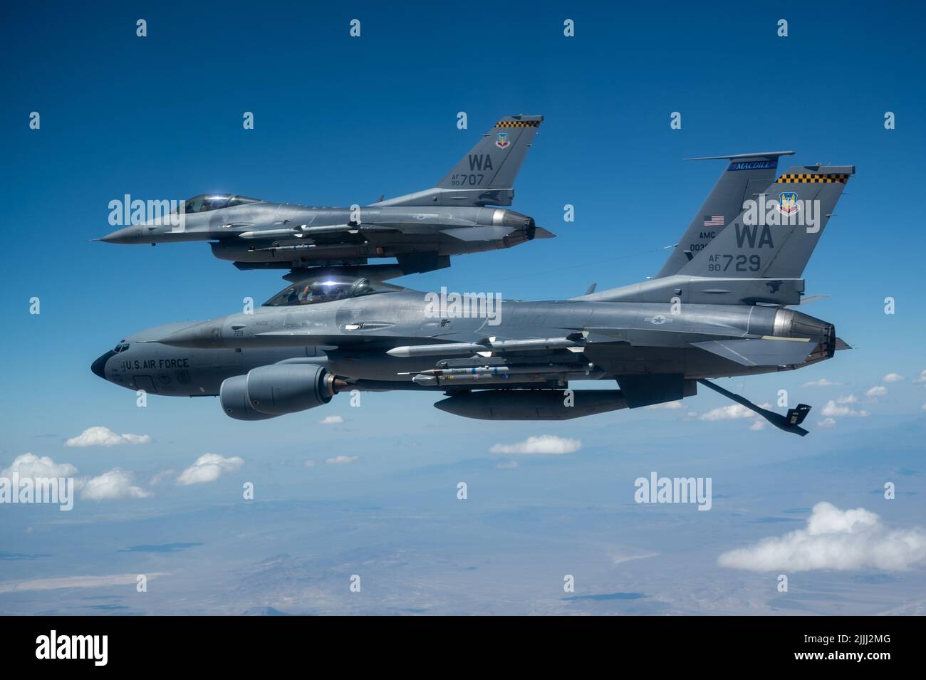 F-16C Fighting Falcons assegnato al 64th Aggressor Squadron rifornire da un KC-135 Stratotanker assegnato al 50th Air Refiling Squadron, MacDill Air Force base, Florida, prima di partecipare a una missione di addestramento Red Flag-Nellis 22-3 presso la Nellis Air Force base, Nevada, 21 luglio 2022. Red Flag-Nellis 22-3 offre un addestramento realistico per combattere che salva vite e aumenta l'efficacia dei combattimenti. (STATI UNITI Air Force foto di Airman 1st Classe Josey Blades) Foto Stock
