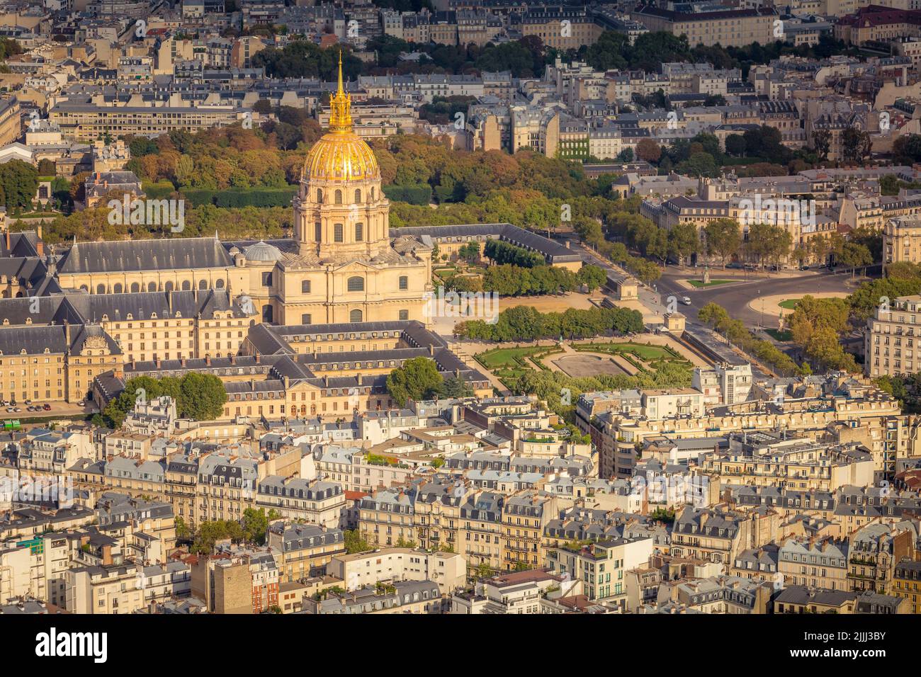 Les Invalides e tetti parigini all'alba Parigi, Francia Foto Stock