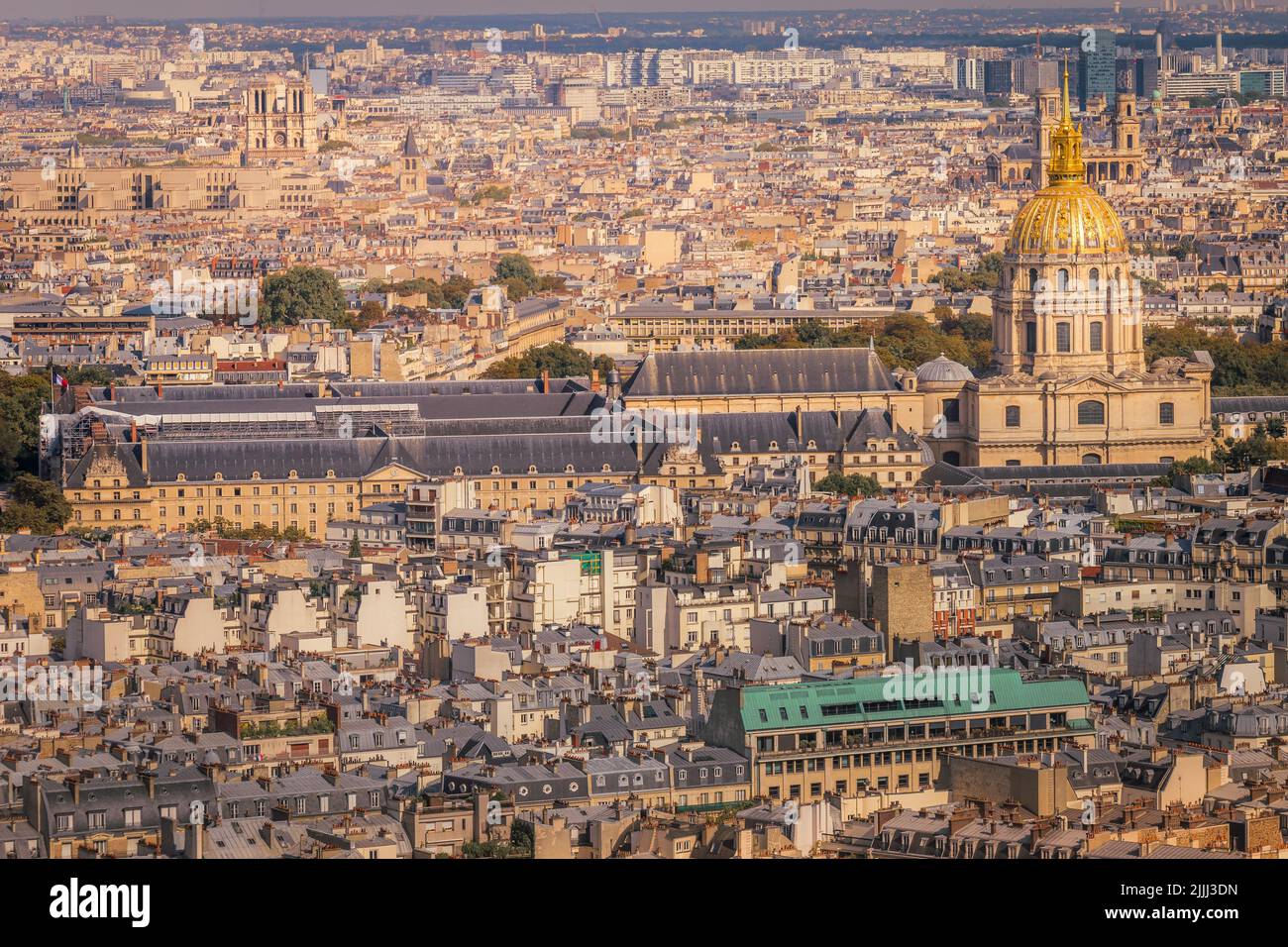 Les Invalides e tetti parigini all'alba d'oro di Parigi, Francia Foto Stock
