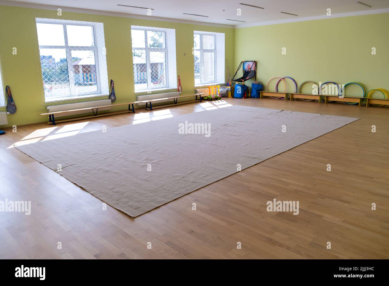 Lardge Scuola elementare vuota o asilo moderna sala palestra con attrezzature sportive e ricreative Foto Stock