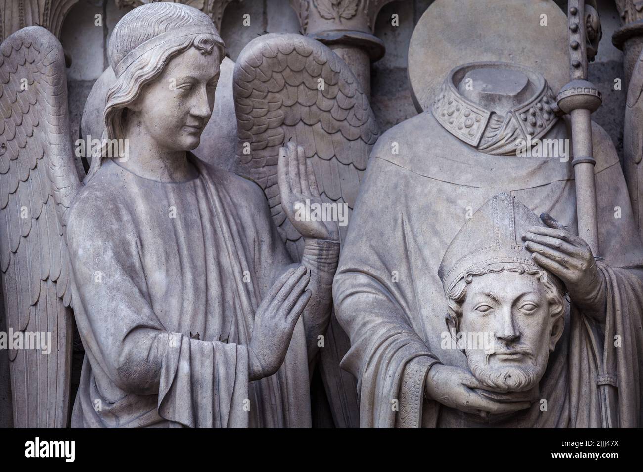 Saint Denis senza testa e angelo, Notre dame dettaglio a Parigi, Francia Foto Stock