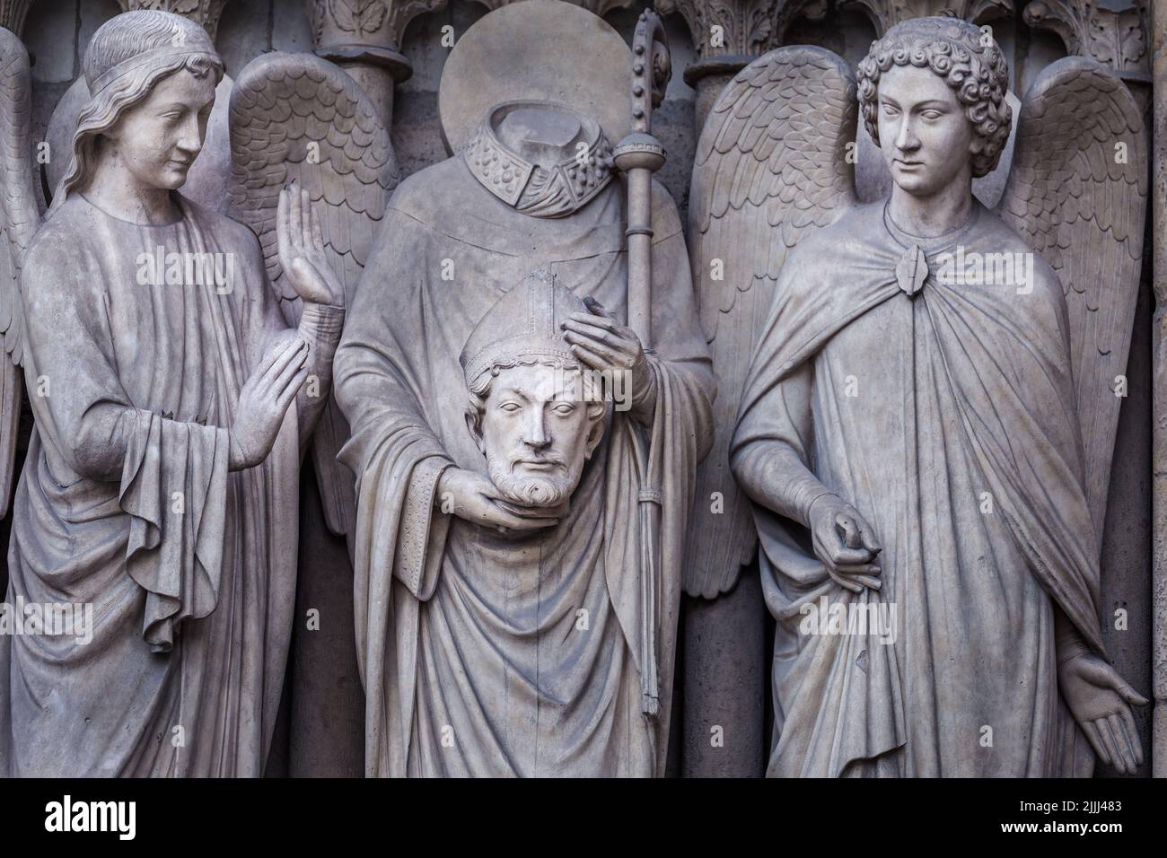 Saint Denis senza testa e angelo, Notre dame dettaglio, Parigi, Francia Foto Stock