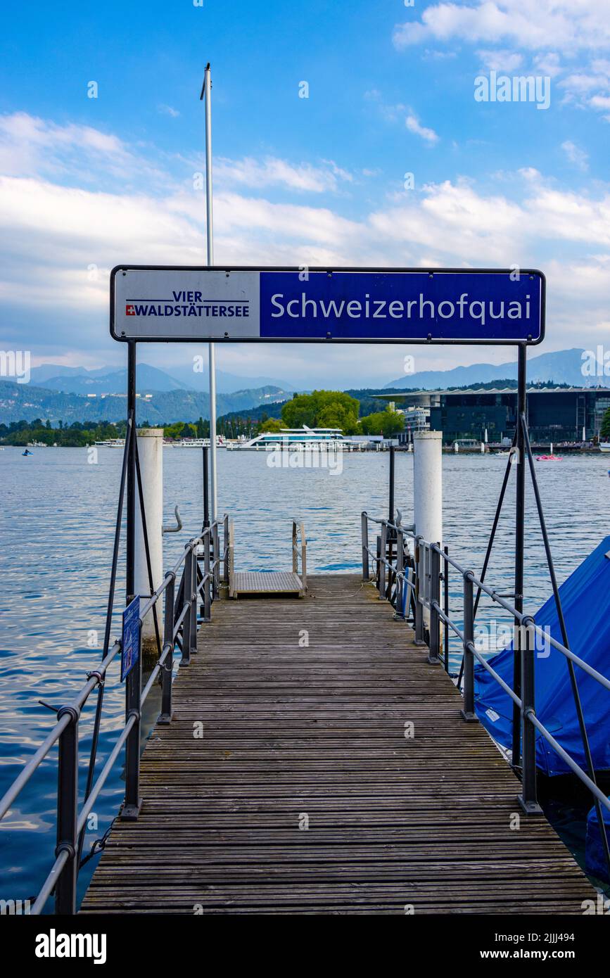 Famoso molo Schweizerhof sul lago di Lucerna - LUCERNA, SVIZZERA - 14 LUGLIO 2022 Foto Stock