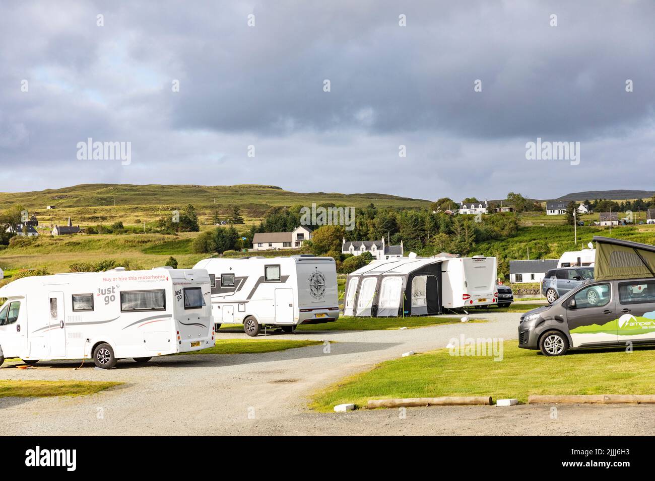 Isola di Skye, Kinloch camper e caravan Park a Dunvegan, estate 2022, Scozia, Regno Unito con i vacanzieri parcheggiati, Scozia, Regno Unito Foto Stock