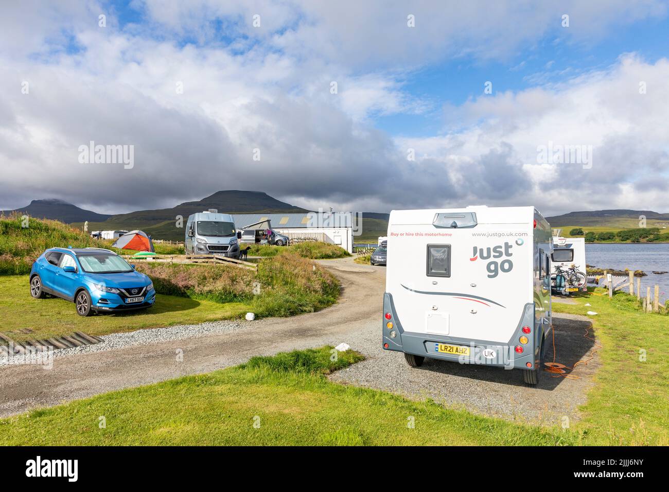 Isola di Skye, Kinloch motorhome e parco roulotte a Dunvegan, estate 2022, Scozia, Regno Unito con i turisti parcheggiati, Scozia Foto Stock