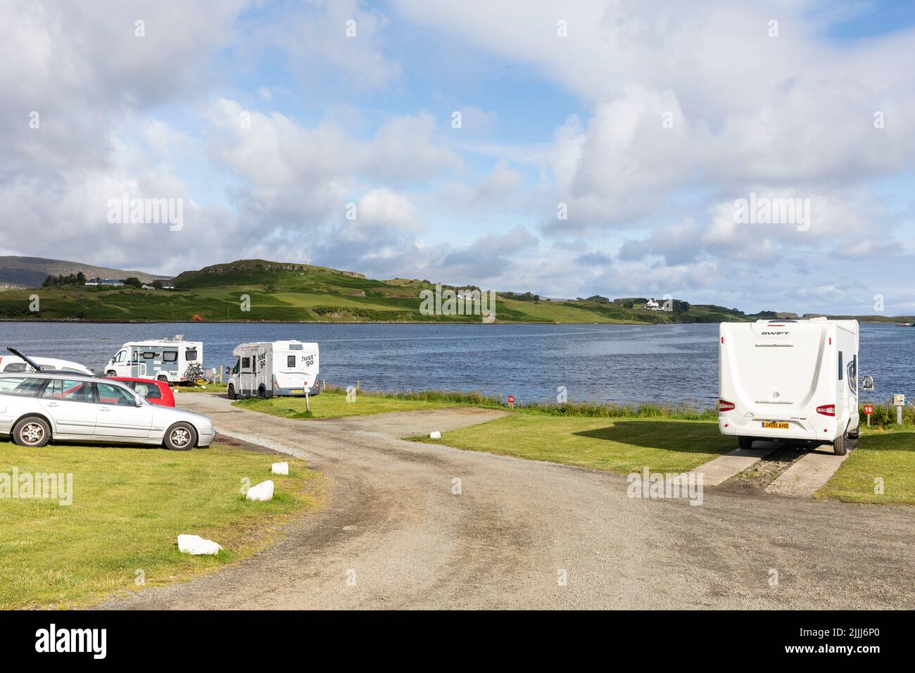 Isola di Skye, Kinloch motorhome e parco roulotte a Dunvegan, estate 2022, Scozia, Regno Unito con i turisti parcheggiati, Scozia Foto Stock