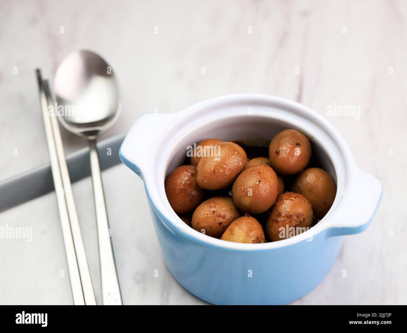 Jangjorim, piatto laterale delle uova di quaglia coreana (banchan), uovo di quaglia brasato su brodo di salsa di soia Foto Stock
