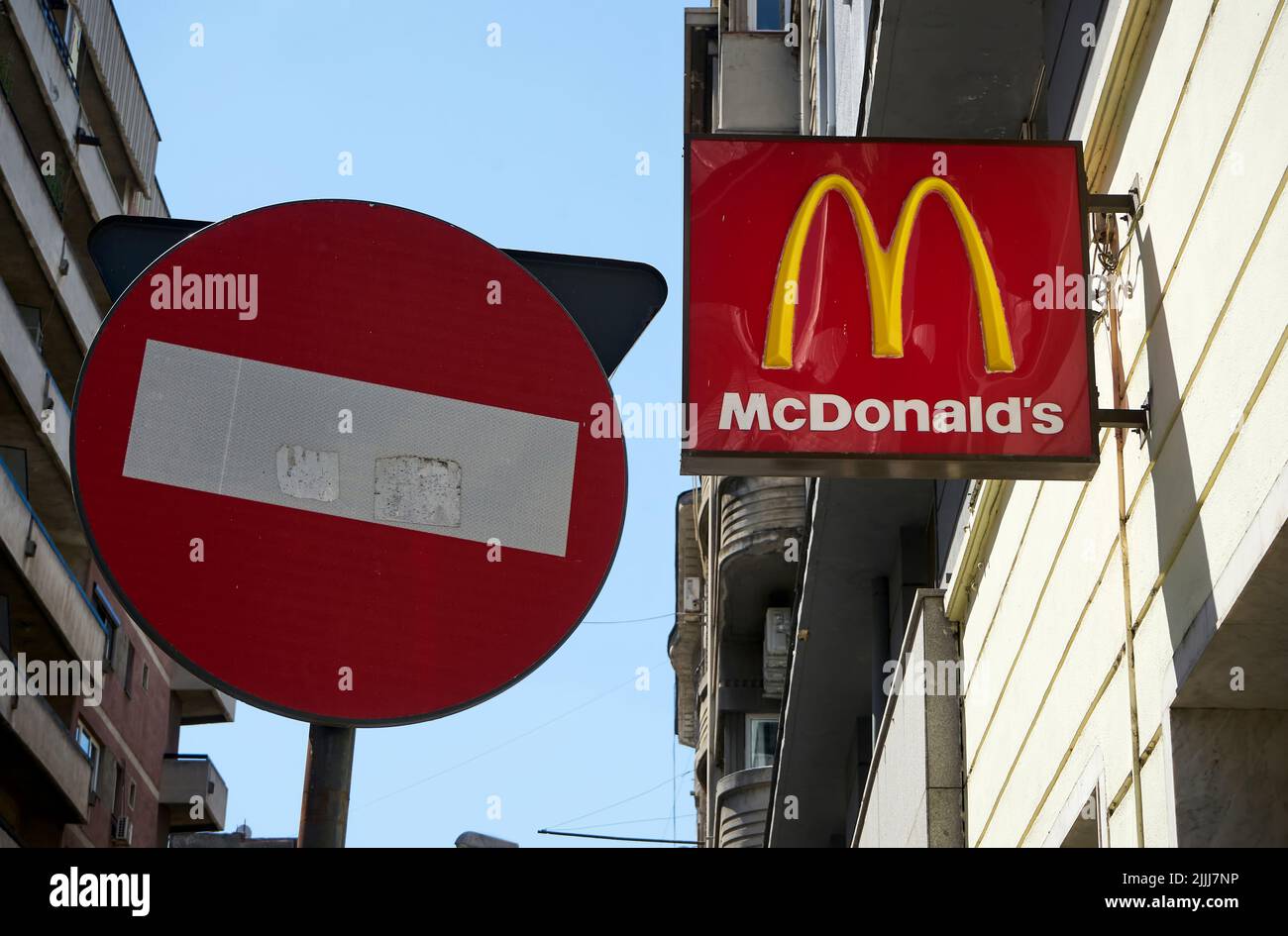 Bucarest, Romania - 19 luglio 2022: Un logo della McDonald's fast food Company è visualizzato sulla parte anteriore di un ristorante vicino a un vecchio edificio situato in Foto Stock
