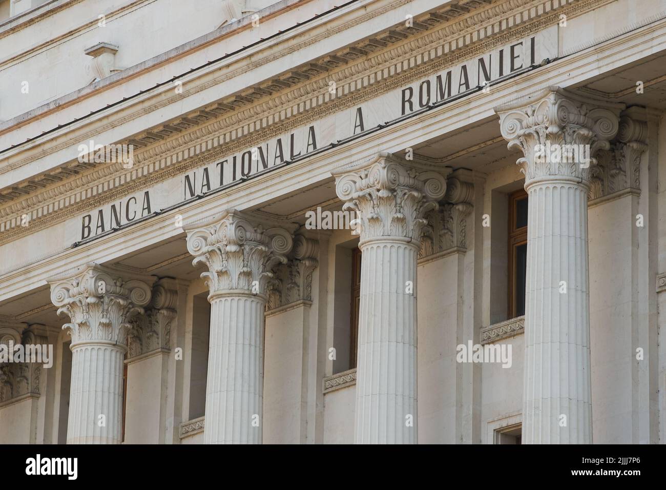 Bucarest, Romania - 26 luglio 2022: La sede della Banca Nazionale di Romania, in questa foto è la nuova ala del Palazzo BNR, costruito tra il 1937 A. Foto Stock