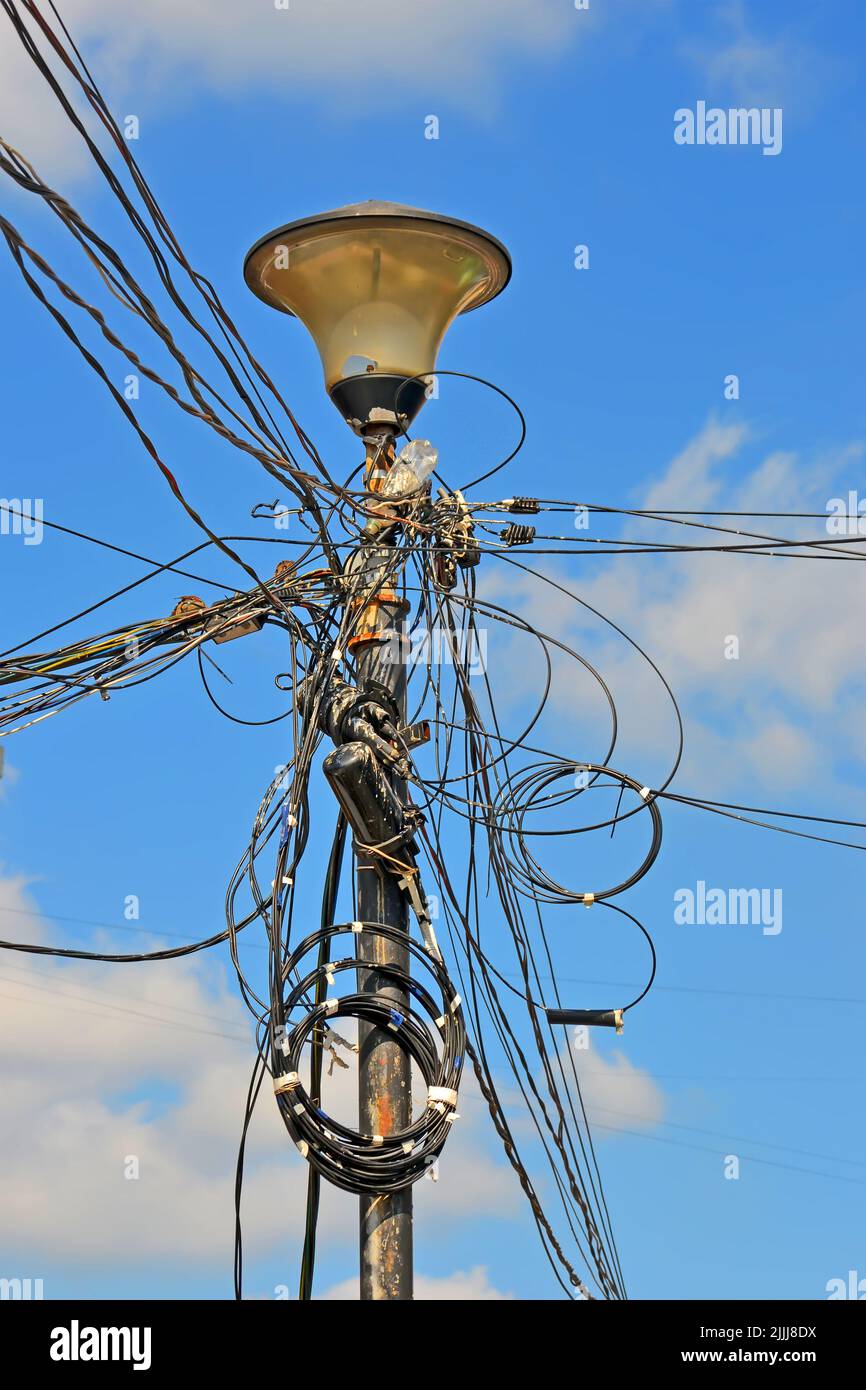 cavo elettrico industriale illegale bulk con nastro isolante di fissaggio su traliccio metallico, moderna diversità dell'industria energetica Foto Stock