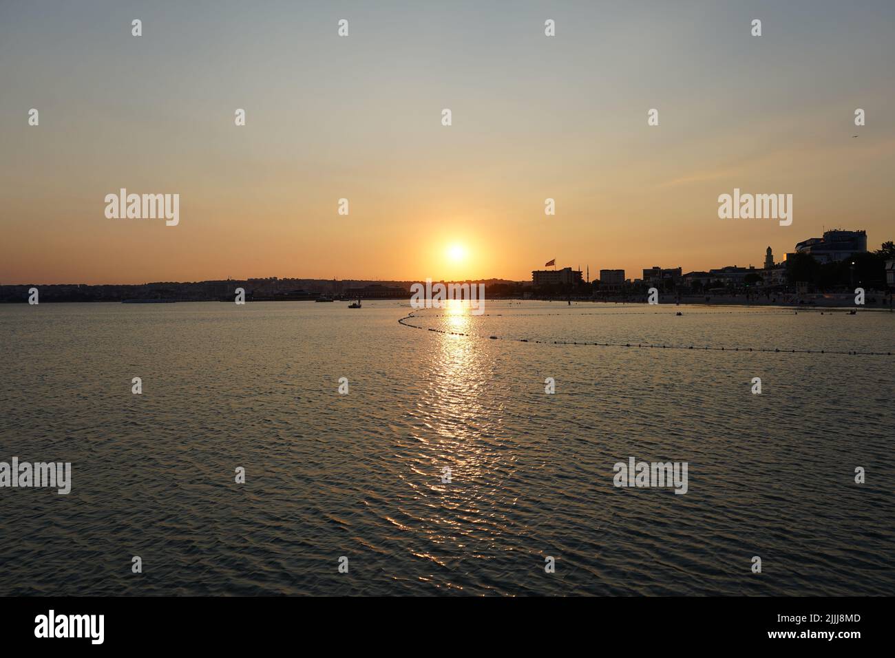 Riflesso del sole nell'acqua, tramonto di Istanbul sul mare di Marmara, impressionante tramonto dorato sul mare Foto Stock