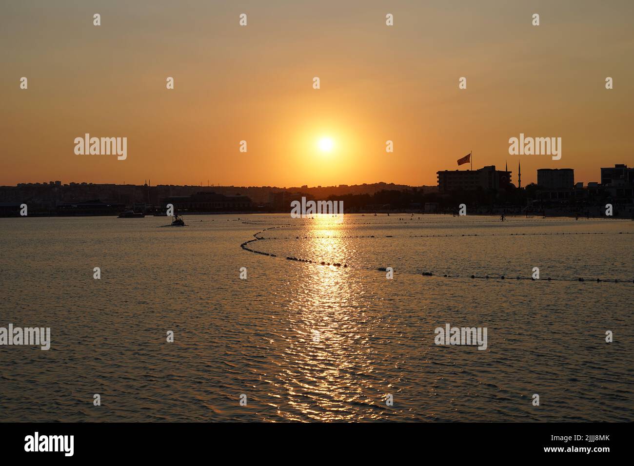 Riflesso del sole nell'acqua, tramonto di Istanbul sul mare di Marmara, impressionante tramonto dorato sul mare Foto Stock