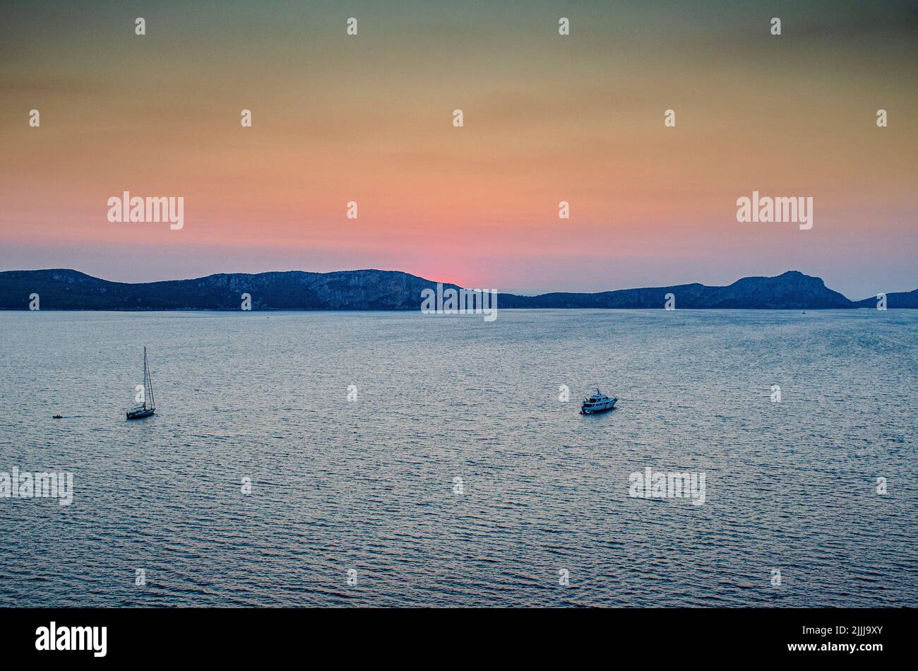 Splendida vista al tramonto sulla baia di Navarino vicino a Gialova in Messenia, Peloponneso, Grecia Foto Stock