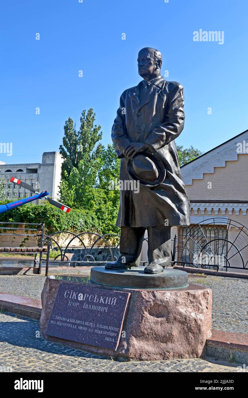 Igor Sikorsky (1889-1972) statua a Kiev, Ucraina. Famoso aviatore, creatore di elicotteri, innovatore. Foto Stock