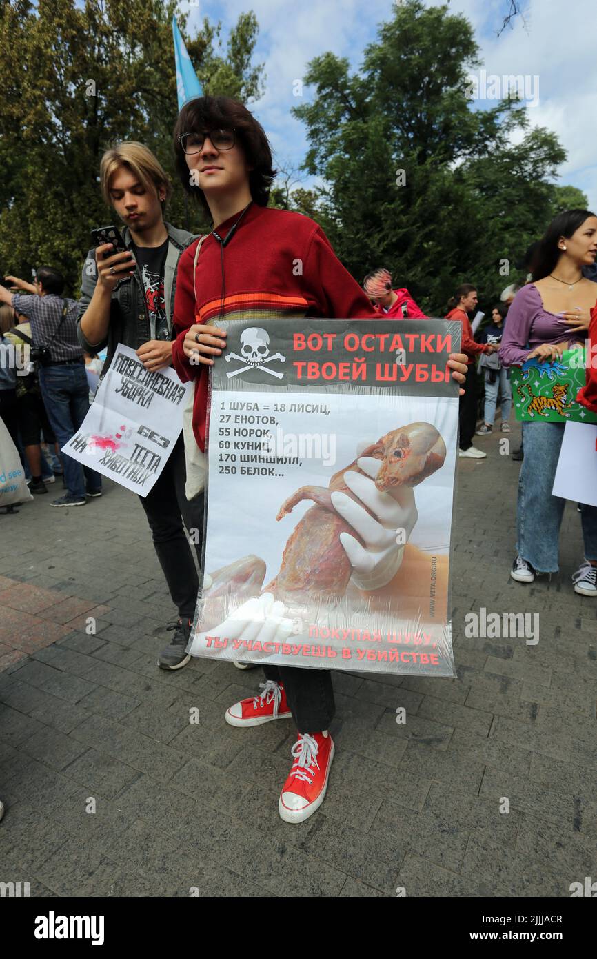 Un partecipante tiene un cartello che dice: "Ecco i resti del tuo cappotto in pelliccia. 1 cappotto di pelliccia - 18 volpi, 27 racchini, 55 minchi, 60 martini, 170 chinchillas, 250 scoiattoli durante il rally. La marcia per i diritti degli animali è avvenuta in tutto il paese. L'evento si è tenuto simultaneamente in 30 città dell'Ucraina. Gli attivisti si sono presi per le strade per protestare contro il crudele trattamento, uccisioni e uso di animali nei circhi, scatti fotografici commerciali e intrattenimento. Attivisti e proprietari di animali provenienti da Kharkiv, Mykolaiv, Rivne, Kherson, Cherkasy, Kropyvnytskyi, Odessa e altre città hanno preso parte alla AC Foto Stock