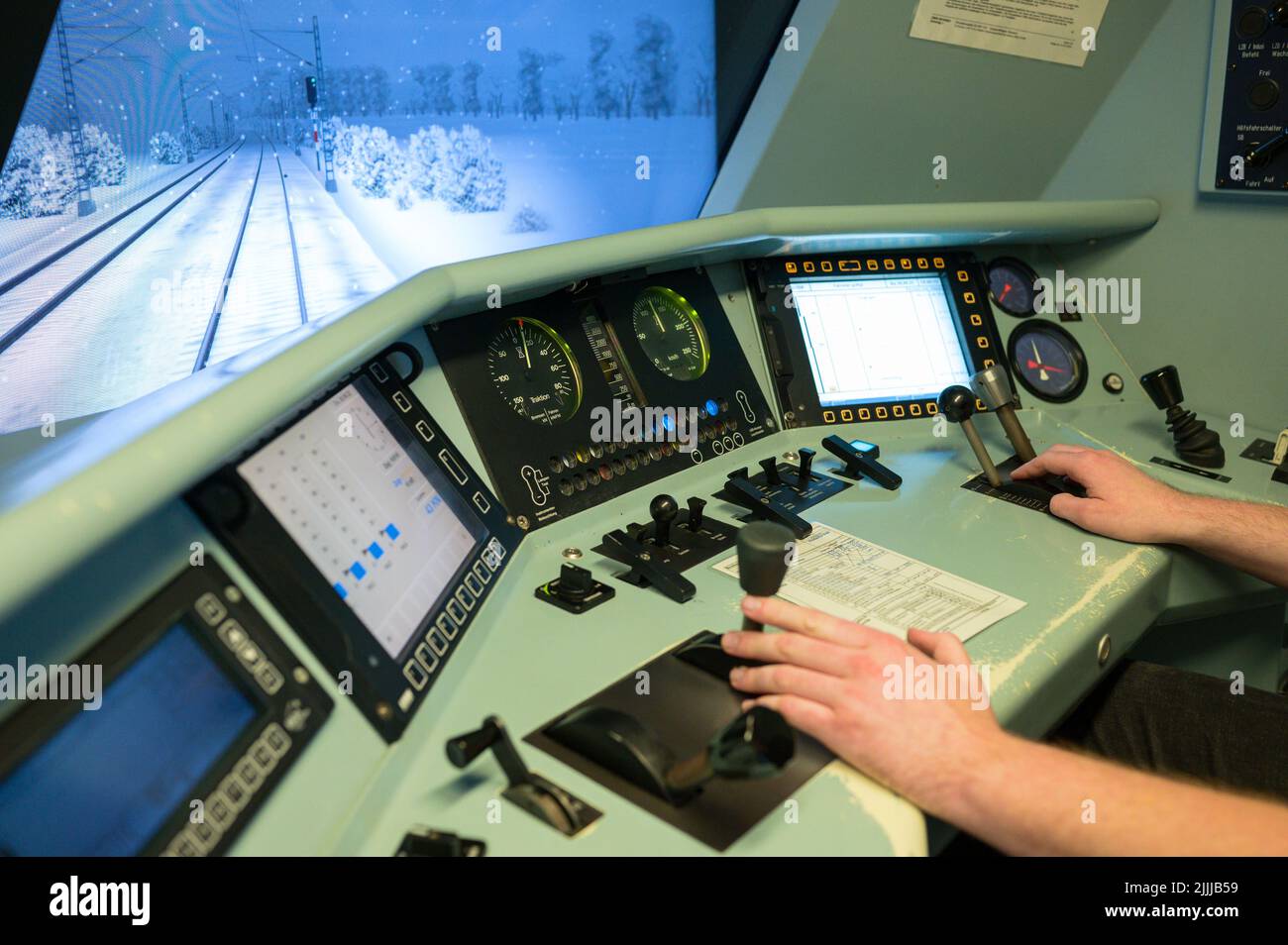 PRODUZIONE - 30 giugno 2022, Saarland, Saarbrücken: Andreas Lutz controlla un treno nel simulatore ferroviario. Tutti i macchinisti devono far testare ogni anno le proprie abilità di guida nel simulatore. (A dpa: 'Basta lasciare che rotoli - come i macchinisti del treno imparano a risparmiare energia') Foto: Oliver Dietze/dpa Foto Stock