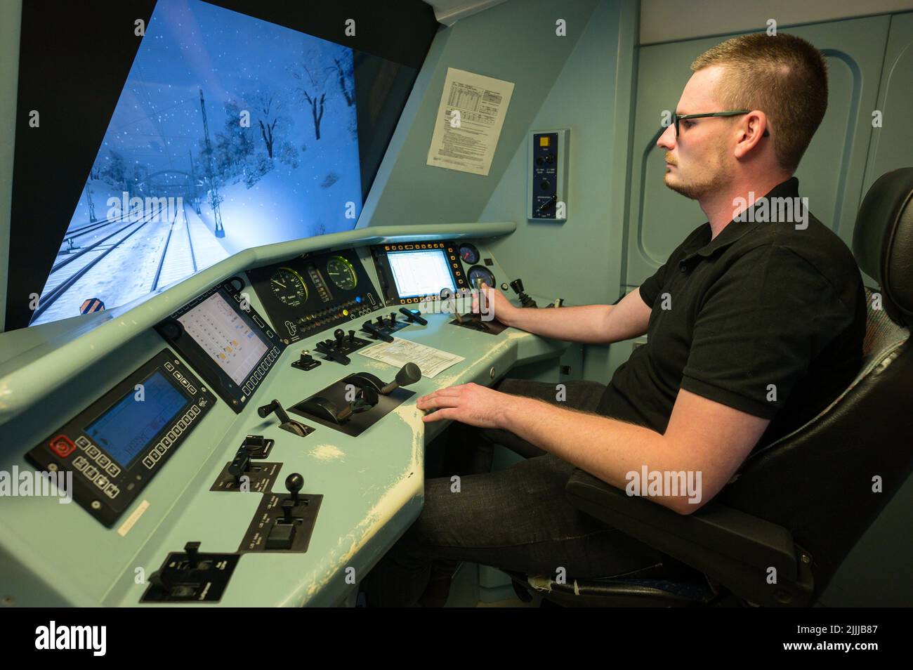 PRODUZIONE - 30 giugno 2022, Saarland, Saarbrücken: Andreas Lutz controlla un treno nel simulatore ferroviario. Tutti i macchinisti devono far testare ogni anno le proprie abilità di guida nel simulatore. (A dpa: 'Basta lasciare che rotoli - come i macchinisti del treno imparano a risparmiare energia') Foto: Oliver Dietze/dpa Foto Stock