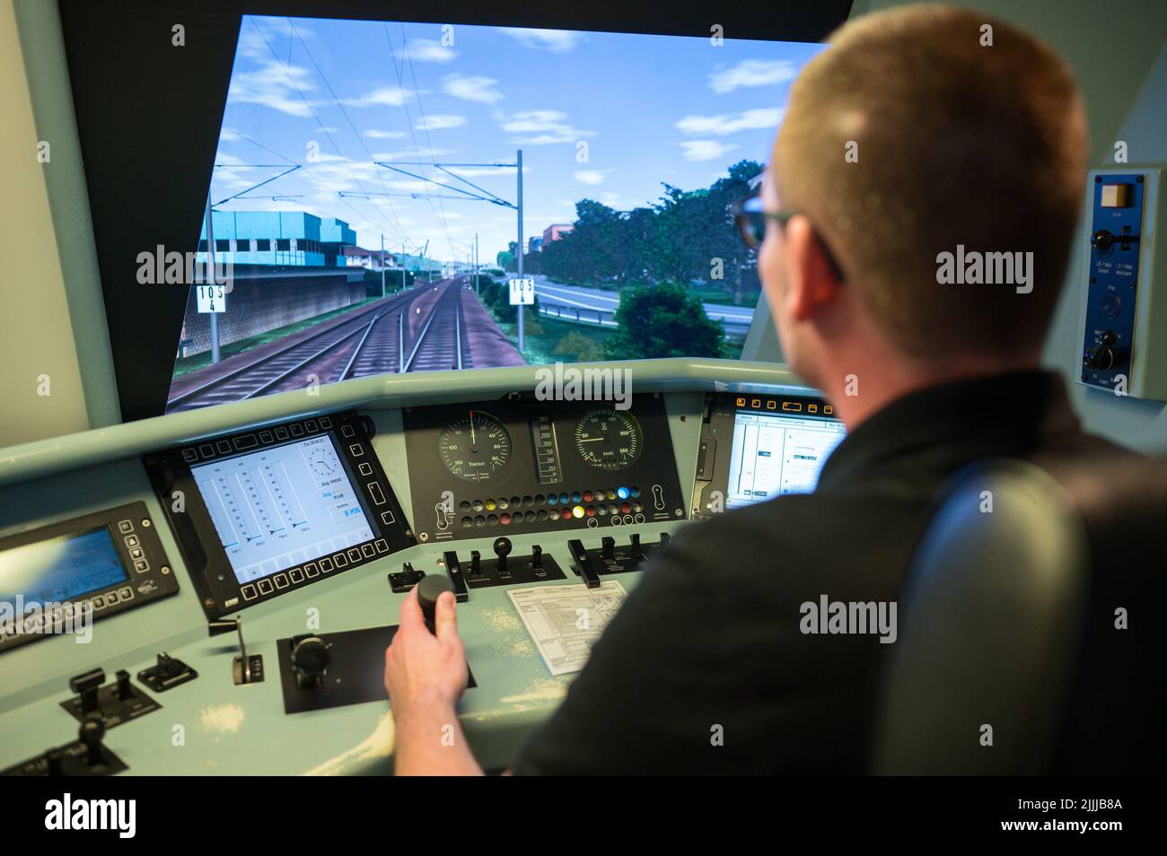 PRODUZIONE - 30 giugno 2022, Saarland, Saarbrücken: Andreas Lutz controlla un treno nel simulatore ferroviario. Tutti i macchinisti devono far testare ogni anno le proprie abilità di guida nel simulatore. (A dpa: 'Basta lasciare che rotoli - come i macchinisti del treno imparano a risparmiare energia') Foto: Oliver Dietze/dpa Foto Stock