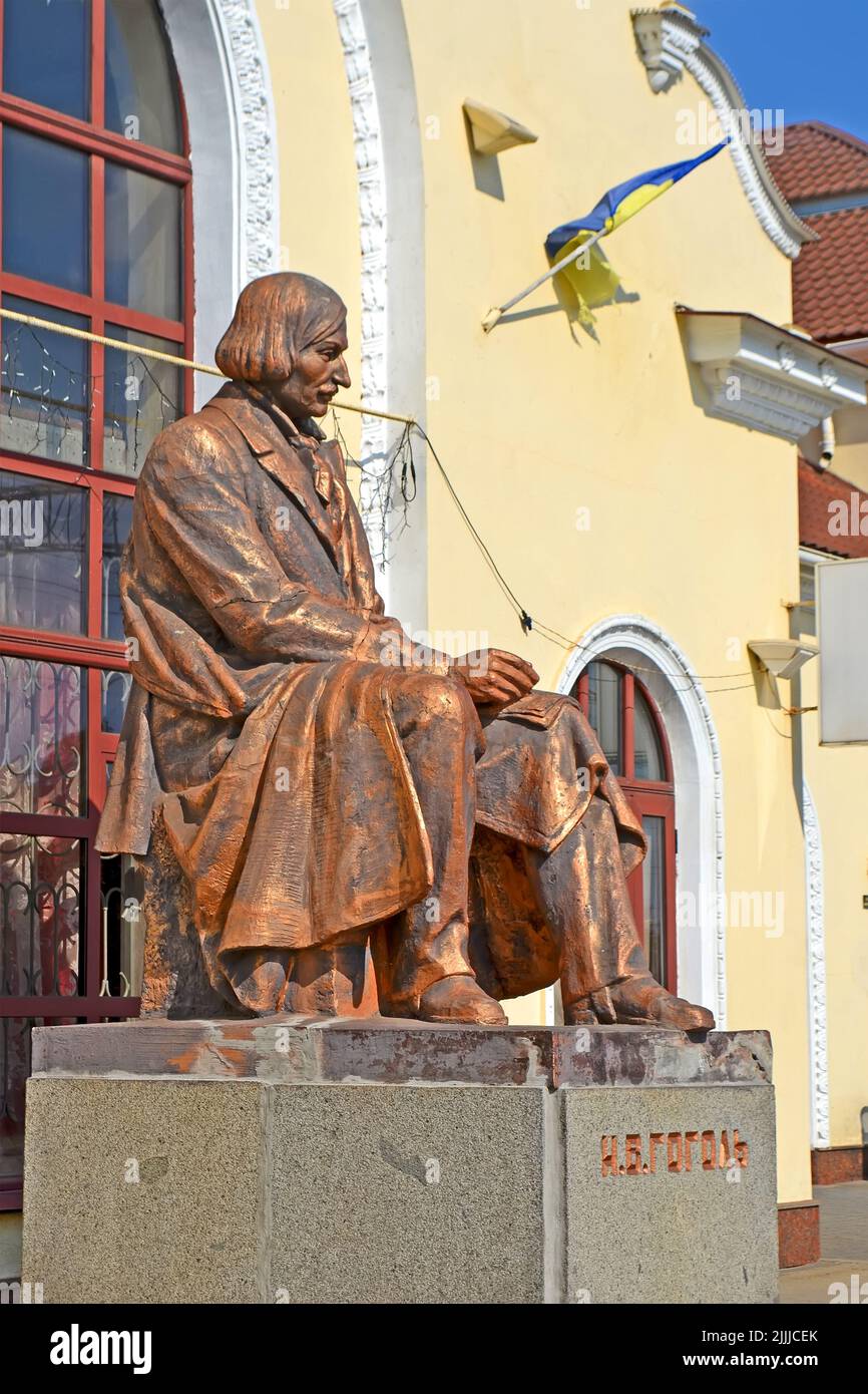 Nikolai Gogol (1809-1852), famoso scrittore di prosa russa, poeta, drammaturgo, critico, essayista; Statua di bronzo a Myrgorod, Ucraina. Foto Stock