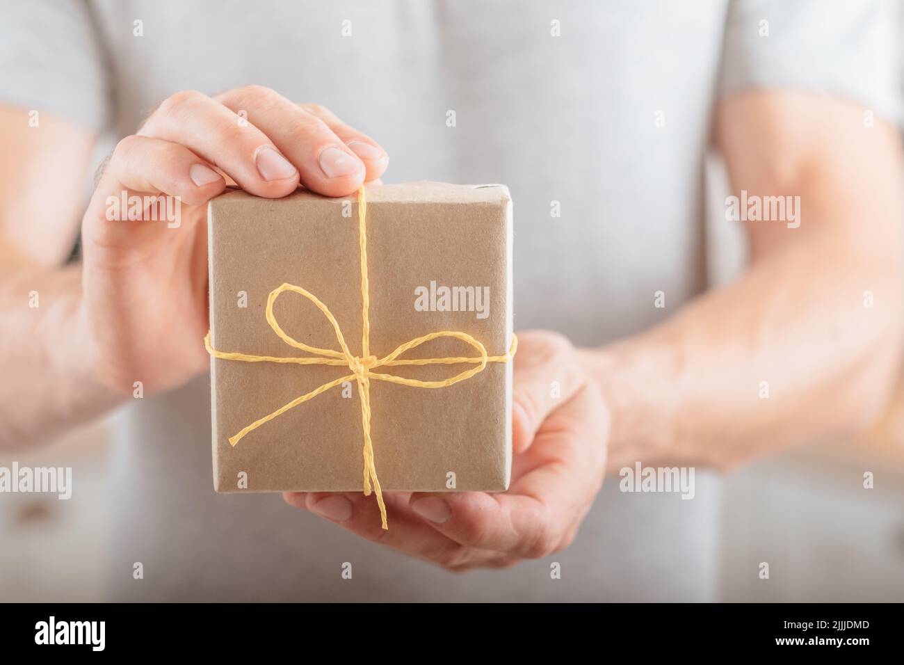 man hold confezione artigianato carta negozio ordine consegna Foto Stock
