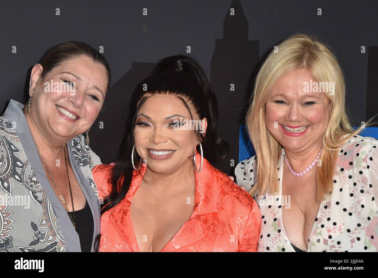 New York, NY, USA. 26th luglio 2022. Camryn Manheim, Tisha Campbell-Martin, Caroline Rhea agli arrivi per la prima ACCOPPIATA su Netflix, il teatro di Parigi, New York, NY 26 luglio 2022. Credit: Kristin Callahan/Everett Collection/Alamy Live News Foto Stock