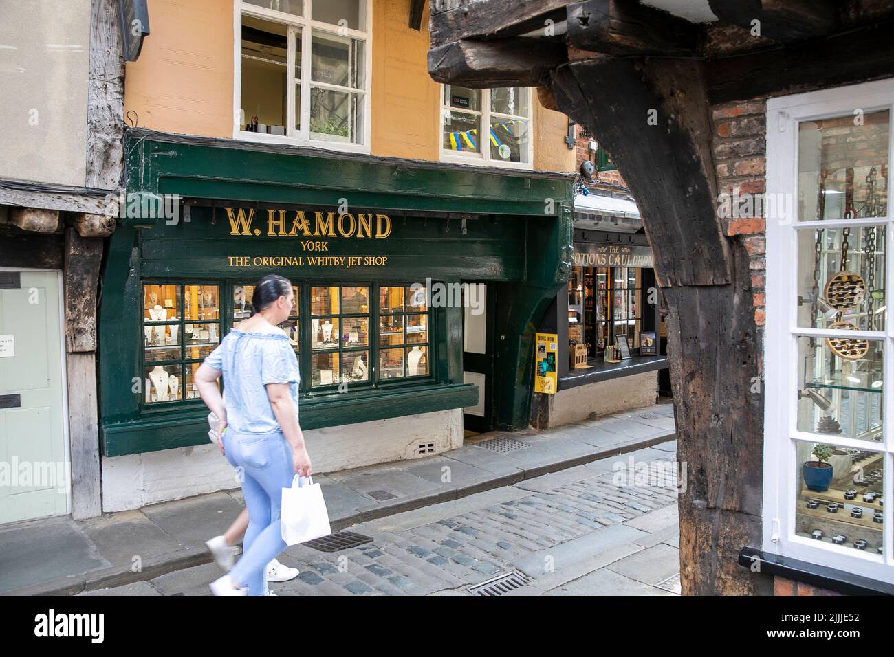 W Hamond Original Whitby negozio di jet, qui negozio nella zona storica di Shambles della città di York, Yorkshire, Inghilterra, estate 2022 Foto Stock